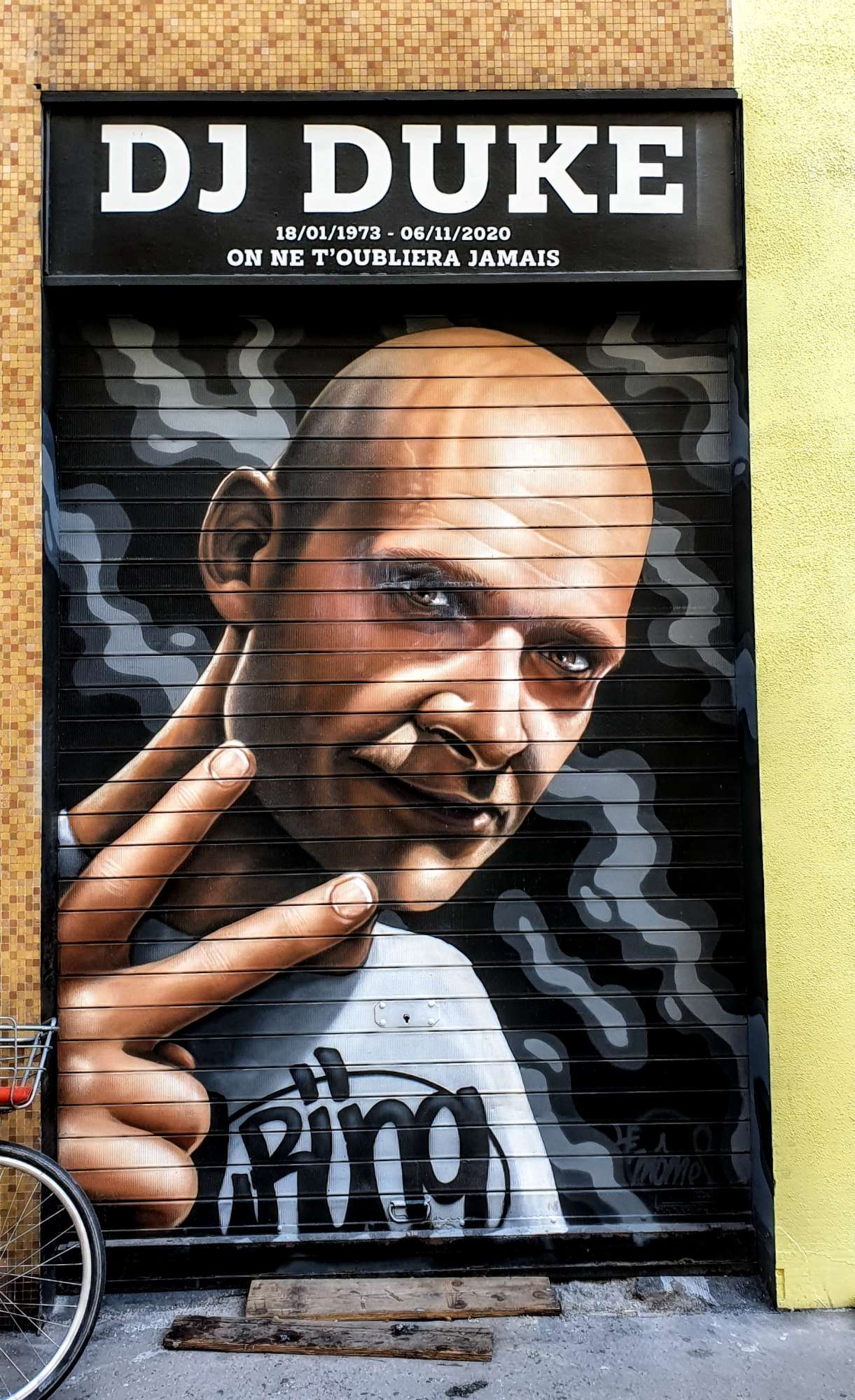 
								Street-art graffiti fresque 
								Le M&ocirc;me 
									86 Rue L&eacute;on Jouhaux
									69003
									Lyon
									France 
									Pat Finder
								Street-Art-Safari.com
								