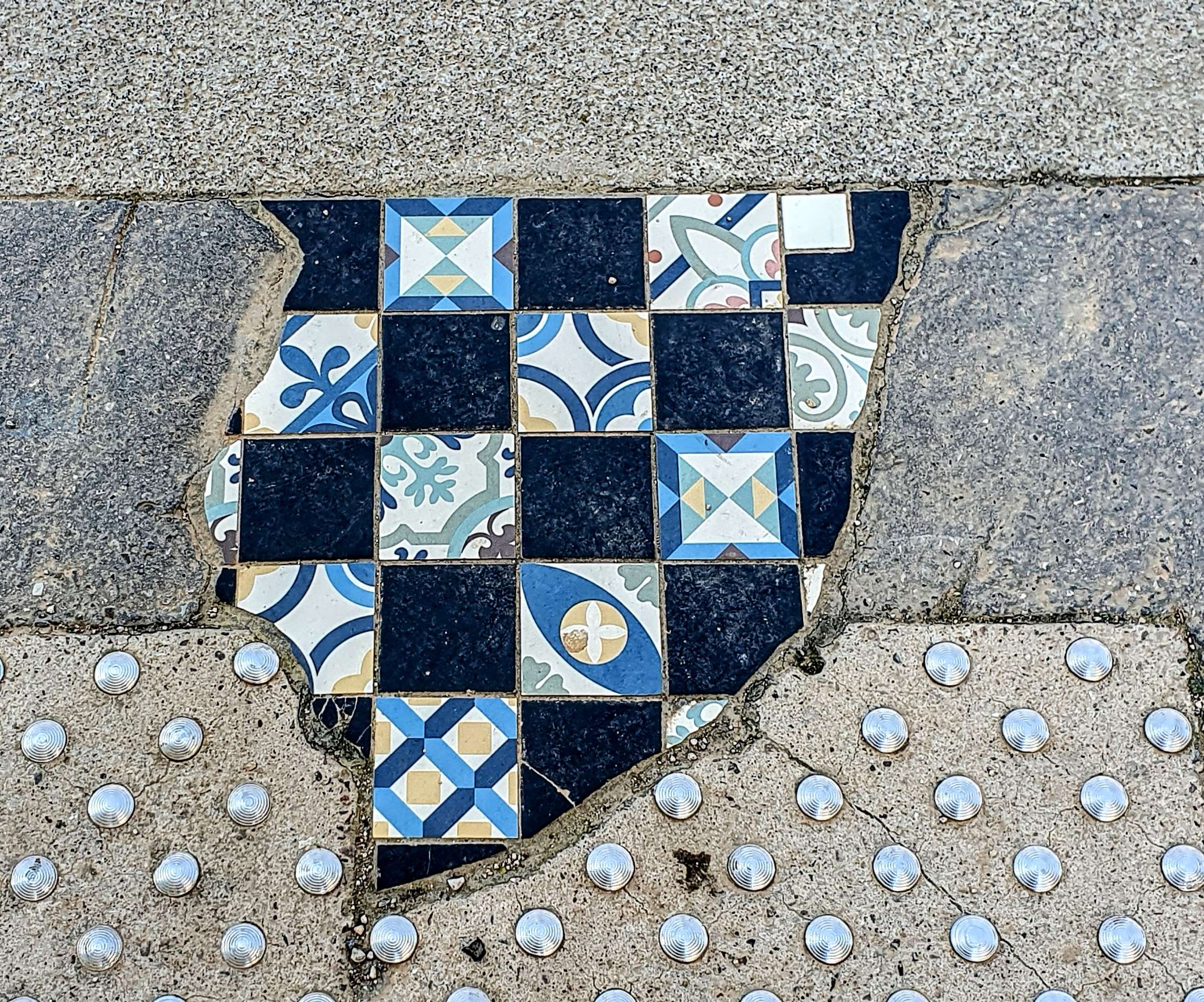 
								Street-art graffiti fresque 
								Ememem 
									17 Place Mar&eacute;chal Lyautey
									69006
									Lyon
									France 
									Pat Finder
								Street-Art-Safari.com
								