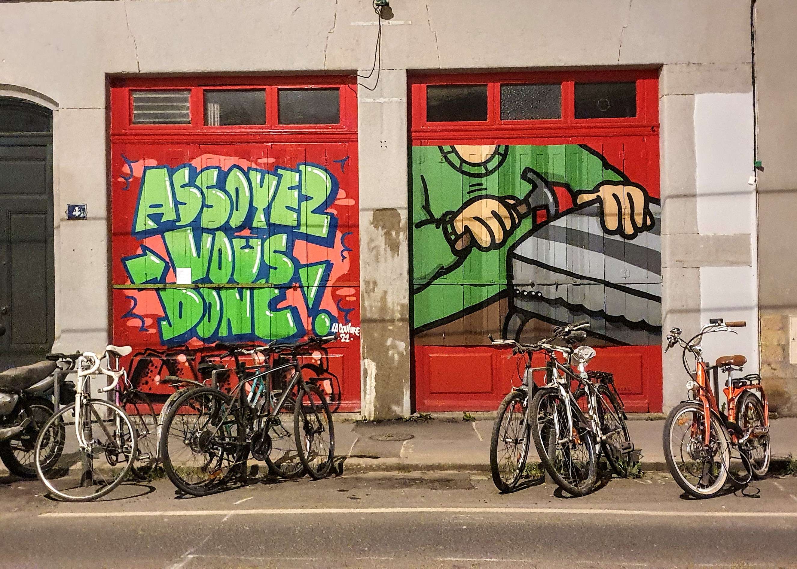 
								Street-art graffiti fresque 
								La Coulure 
									4 Rue des Tables Claudiennes
									69001
									Lyon
									France 
									Pat Finder
								Street-Art-Safari.com
								