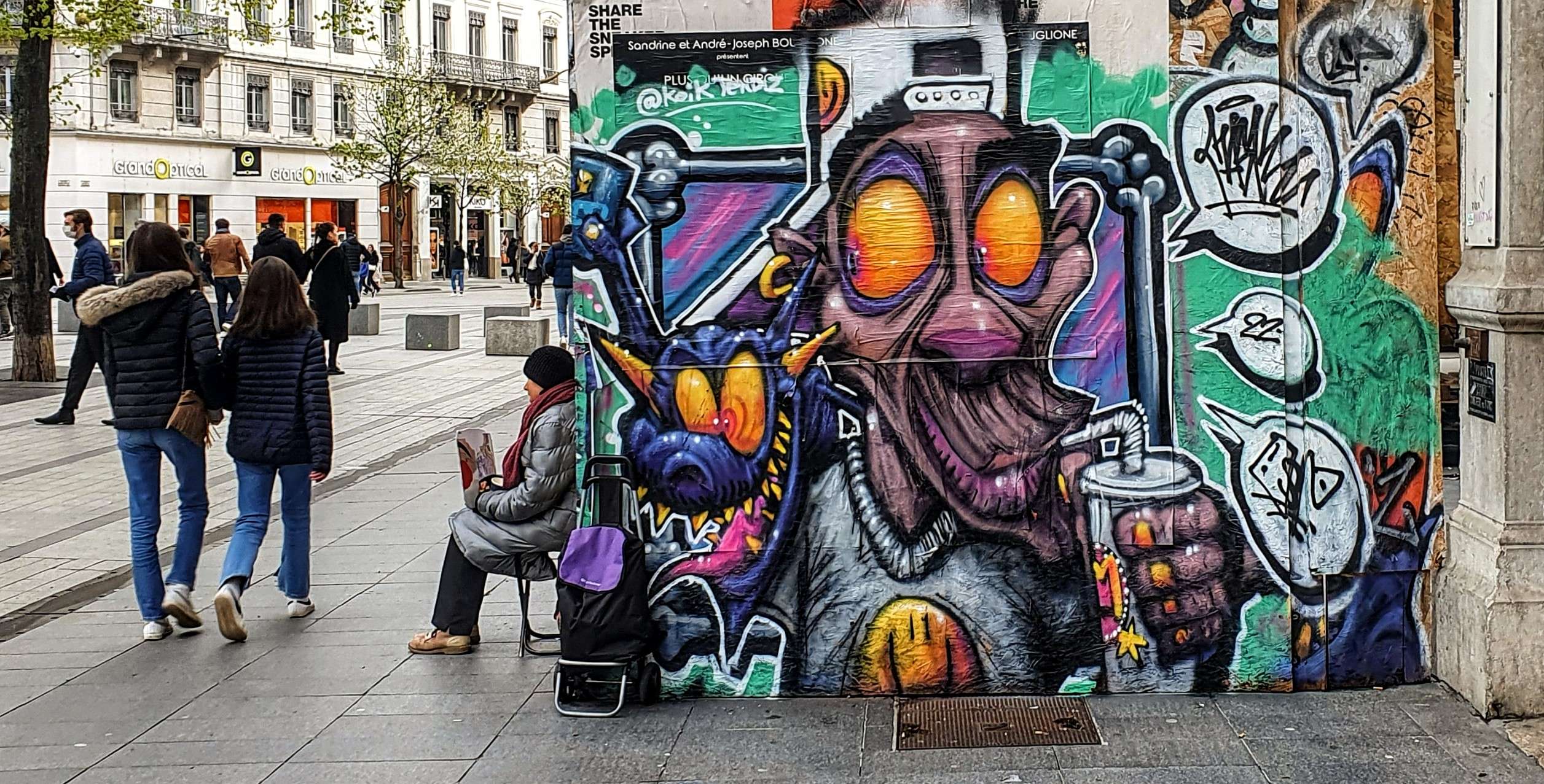 
								Street-art graffiti fresque 
								Skema 
									44 Place de la R&eacute;publique
									69002
									Lyon
									France 
									Pat Finder
								Street-Art-Safari.com
								