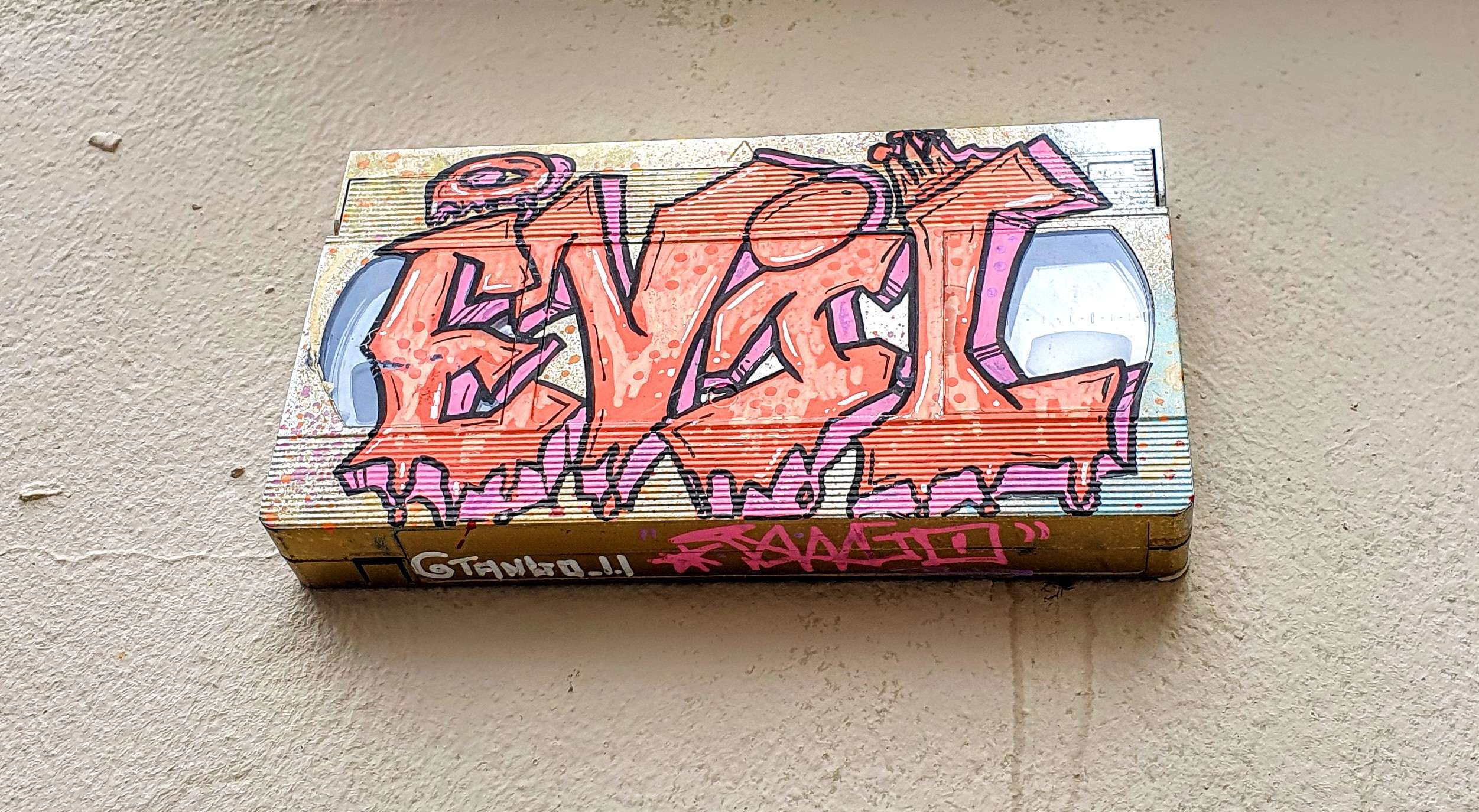 
								Street-art graffiti fresque 
								 
									46 Rue du Doyenn&eacute;
									69005
									Lyon
									France 
									Pat Finder
								Street-Art-Safari.com
								