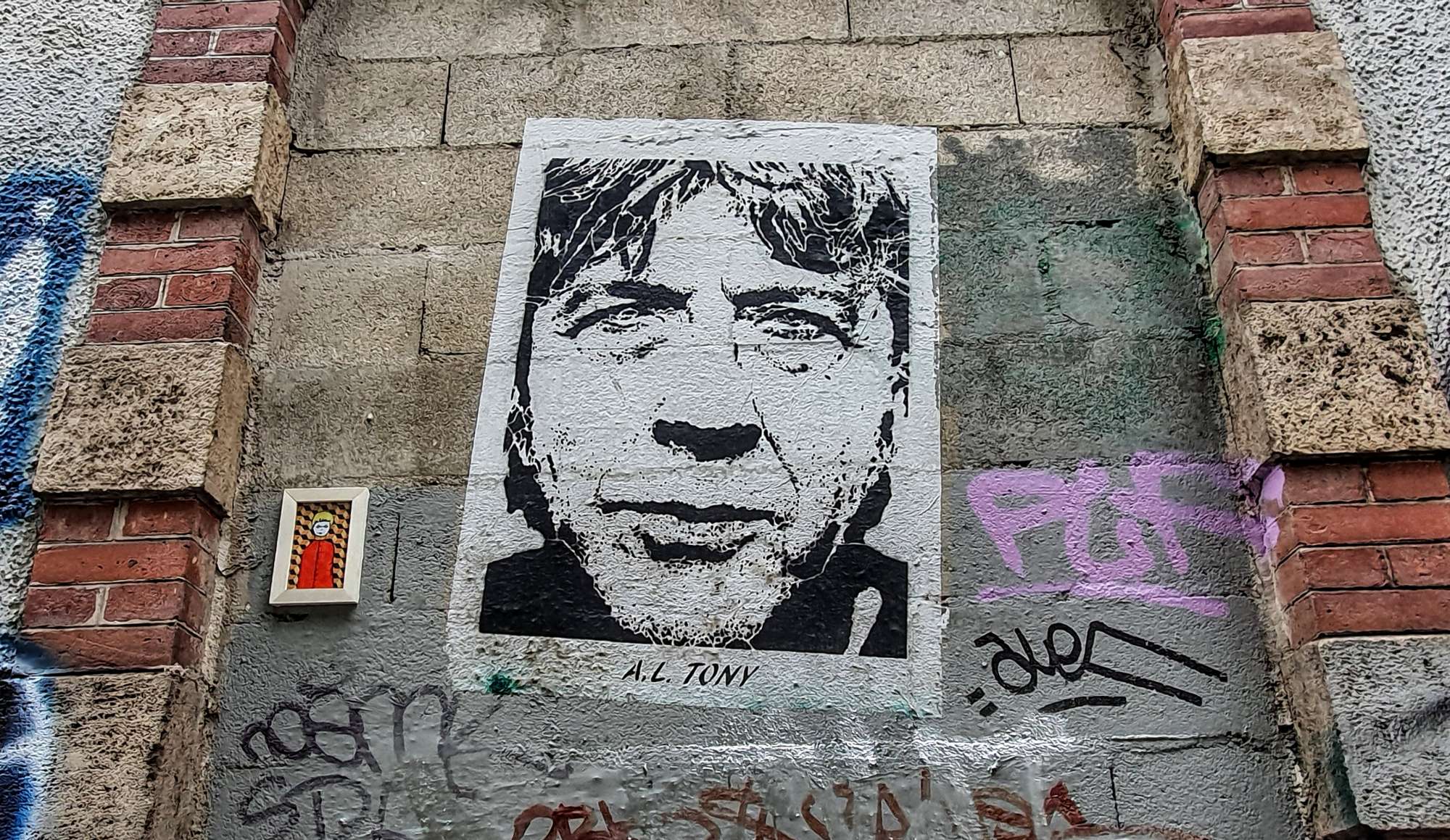 
								Street-art graffiti fresque 
								A.L. Tony 
									1 Rue Florian
									75020
									Paris
									France 
									Pat Finder
								Street-Art-Safari.com
								