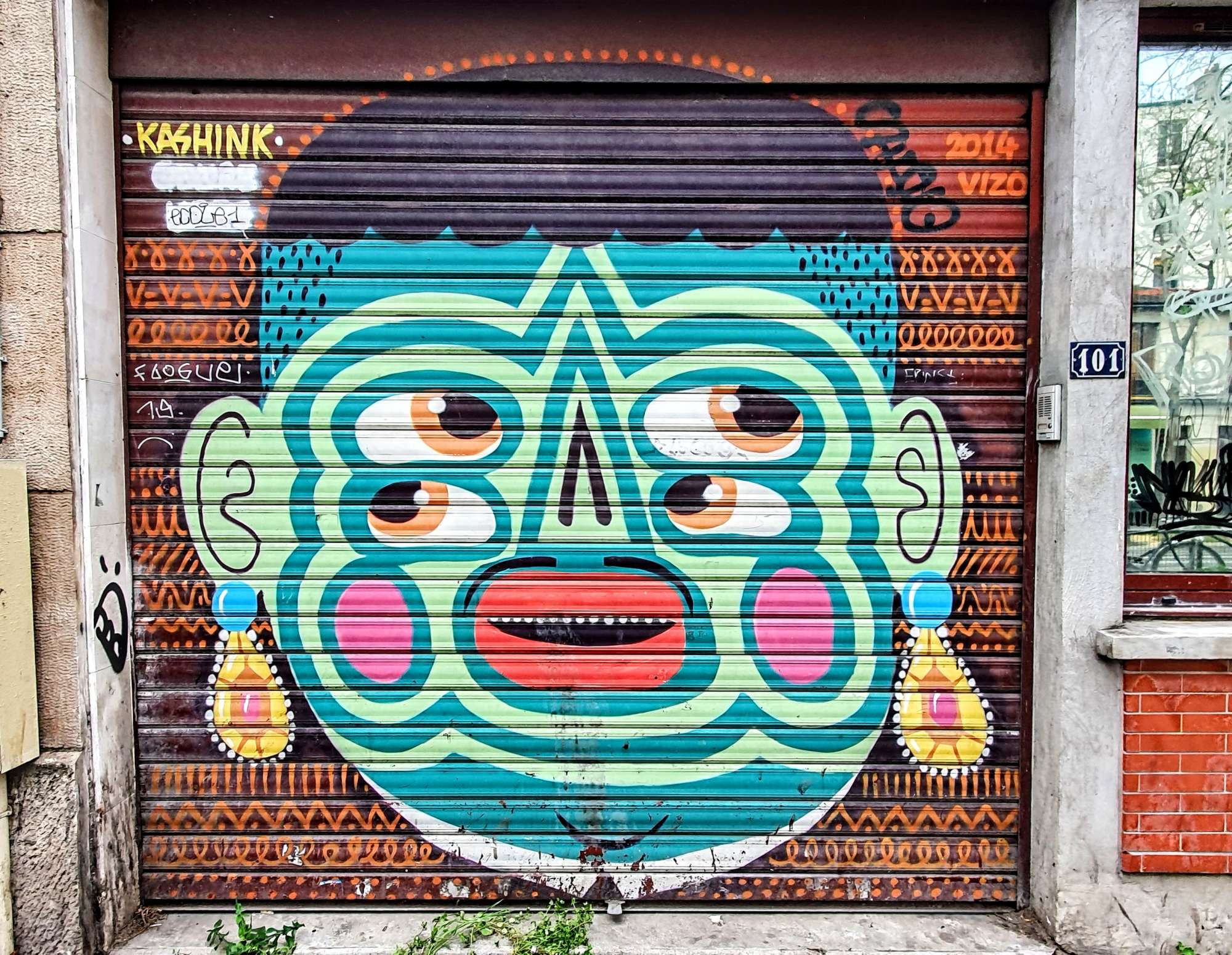 
								Street-art graffiti fresque 
								Kashink 
									101 Rue des Pyr&eacute;n&eacute;es
									75020
									Paris
									France 
									Pat Finder
								Street-Art-Safari.com
								