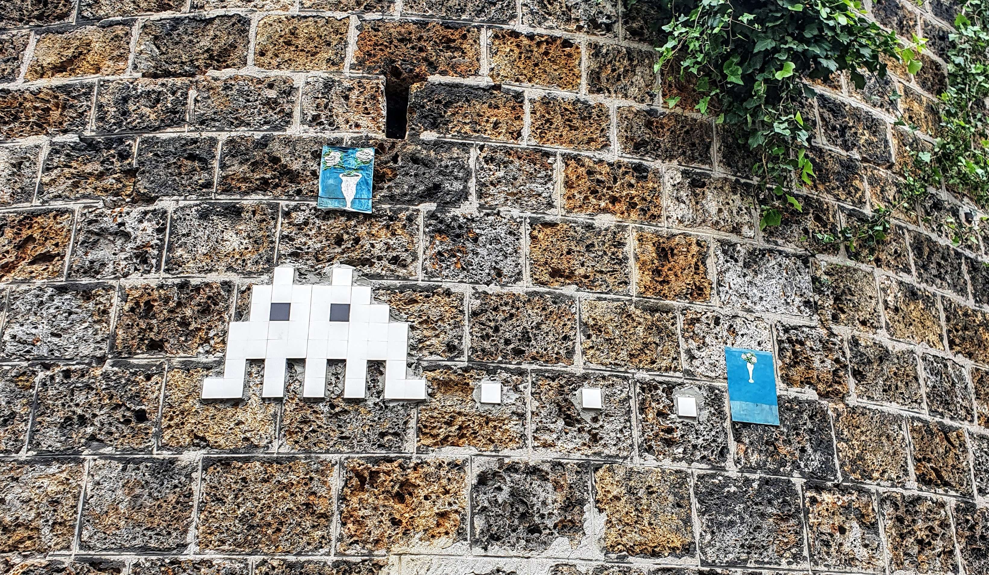 
								Street-art graffiti fresque 
								Invader 
									106 Rue des Pyr&eacute;n&eacute;es
									75020
									Paris
									France 
									Pat Finder
								Street-Art-Safari.com
								