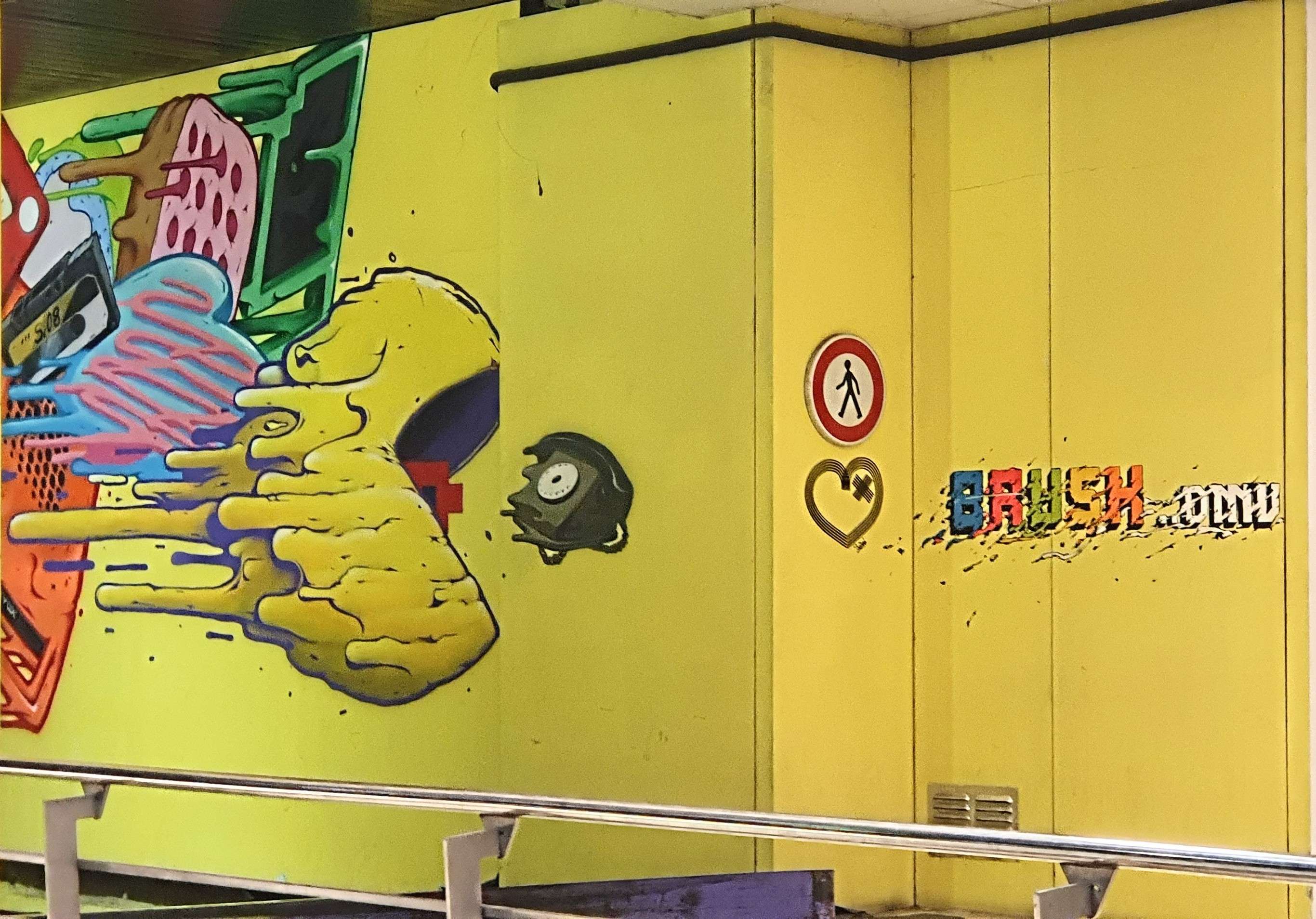 
								Street-art graffiti fresque 
								Brusk 
									45 Place Louis-Armand
									75012
									Paris
									France 
									Pat Finder
								Street-Art-Safari.com
								