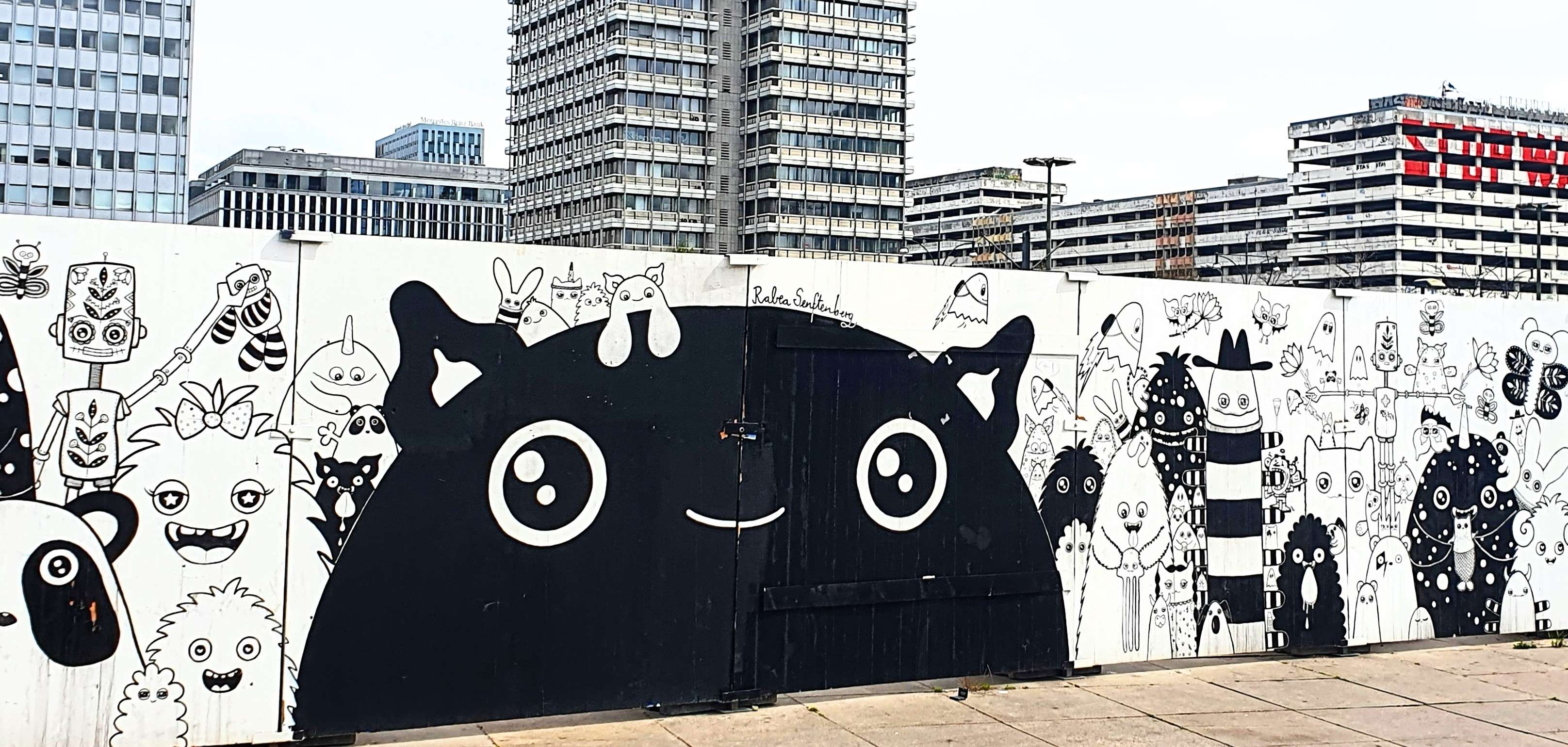 
								Street-art graffiti fresque 
								 
									3 Alexanderplatz
									10178
									Berlin
									Germany 
									Pat Finder
								Street-Art-Safari.com
								