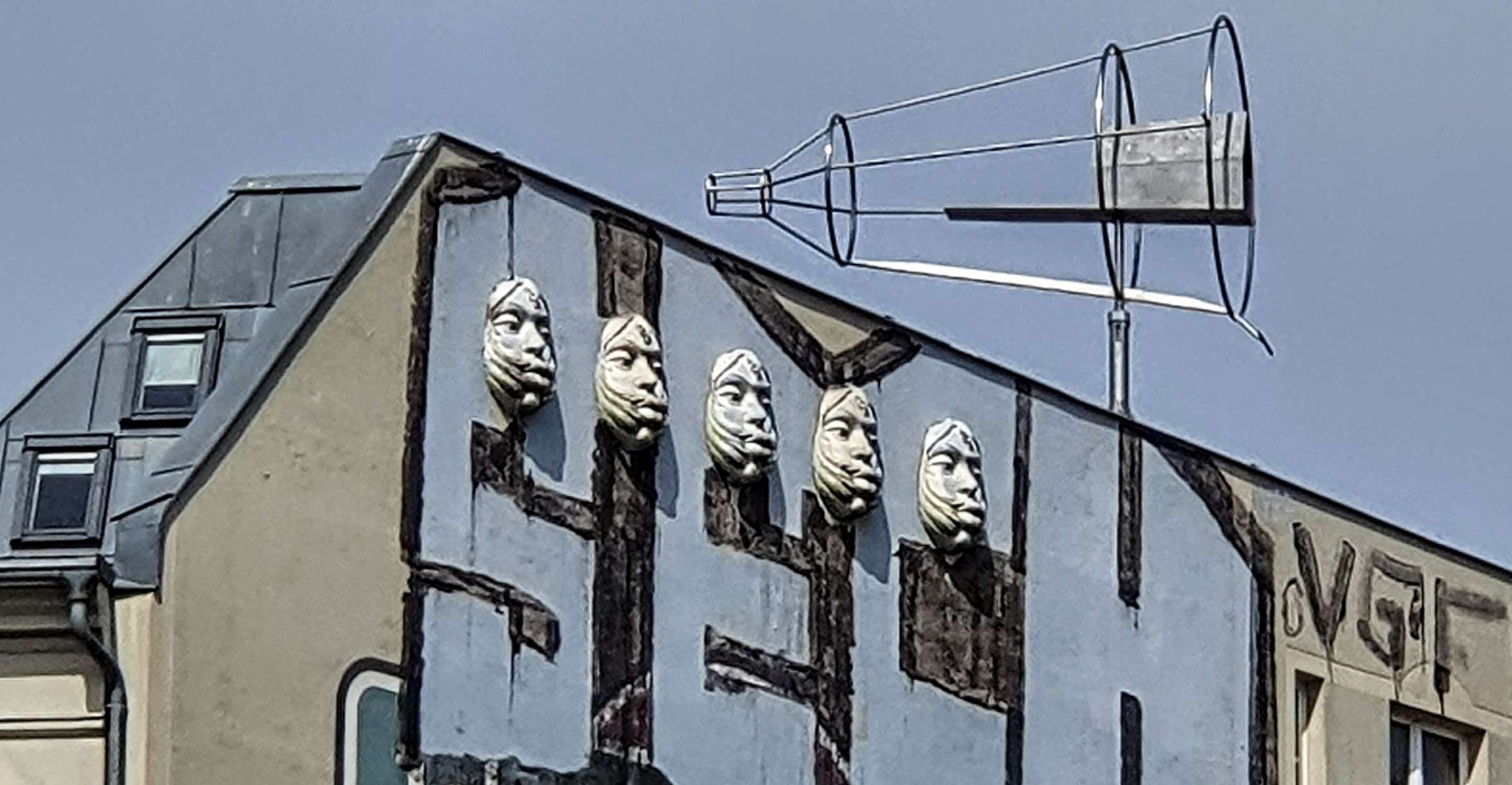 
								Street-art graffiti fresque 
								 
									37 Sonntagstra&szlig;e
									10245
									Berlin
									Germany 
									Pat Finder
								Street-Art-Safari.com
								