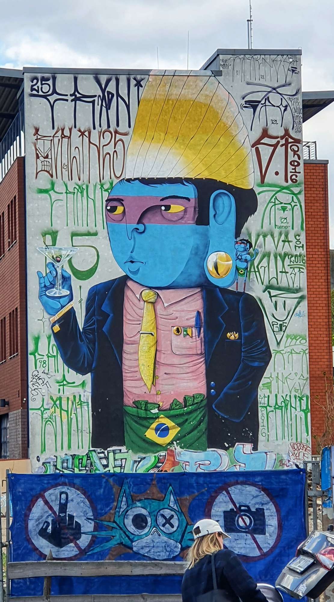 
								Street-art graffiti fresque 
								 
									25 Holzmarktstra&szlig;e
									10243
									Berlin
									Germany 
									Pat Finder
								Street-Art-Safari.com
								