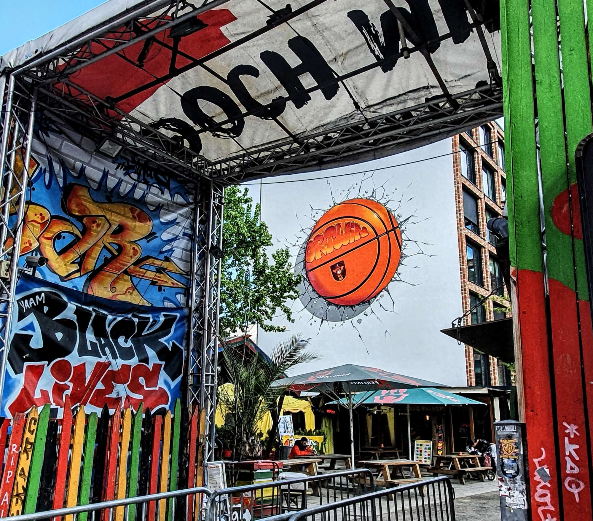 
								Street-art graffiti fresque 
								 
									1 An der Schillingbr&uuml;cke
									10243
									Berlin
									Germany 
									Pat Finder
								Street-Art-Safari.com
								