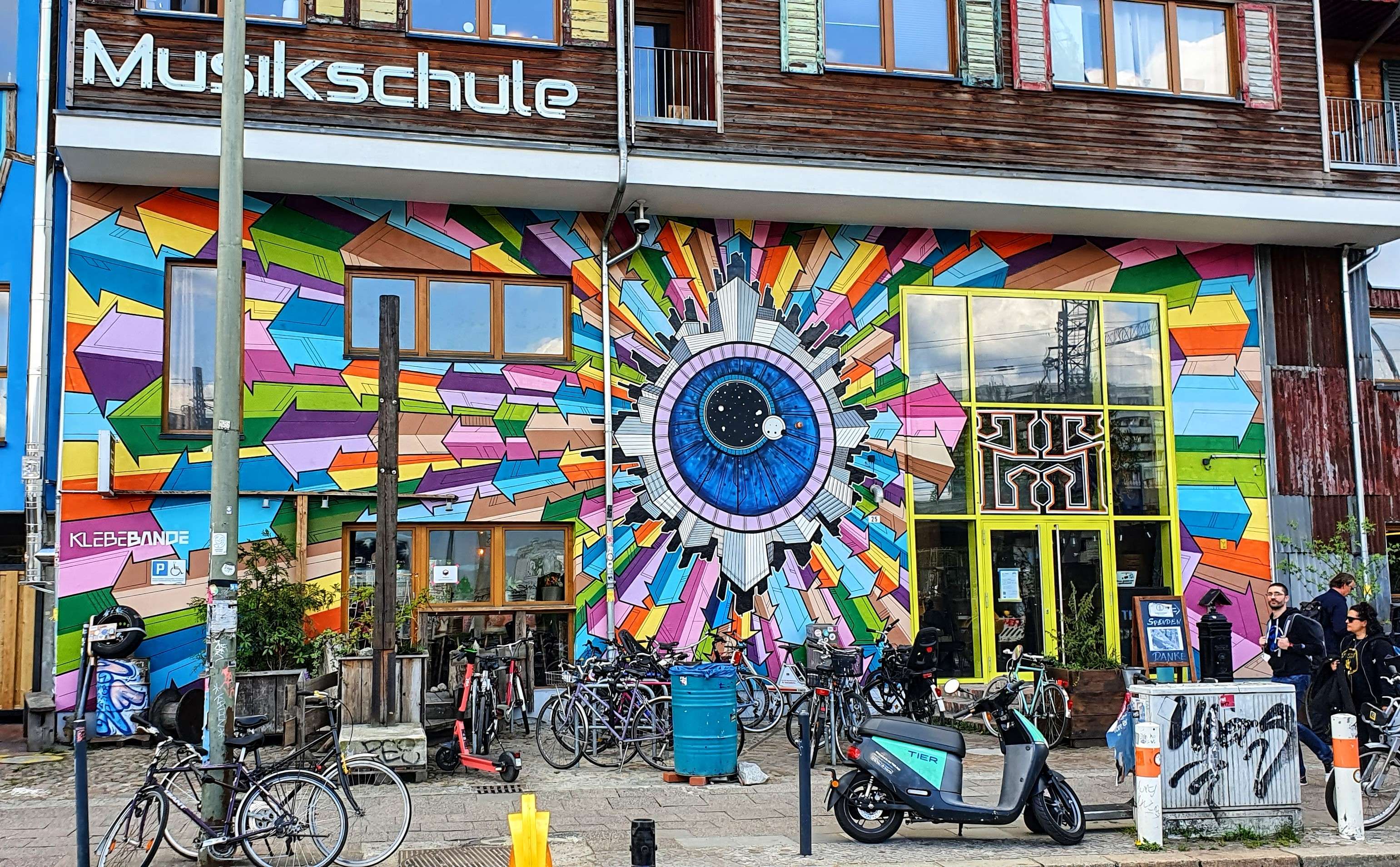 
								Street-art graffiti fresque 
								 
									25 Holzmarktstra&szlig;e
									10243
									Berlin
									Germany 
									Pat Finder
								Street-Art-Safari.com
								