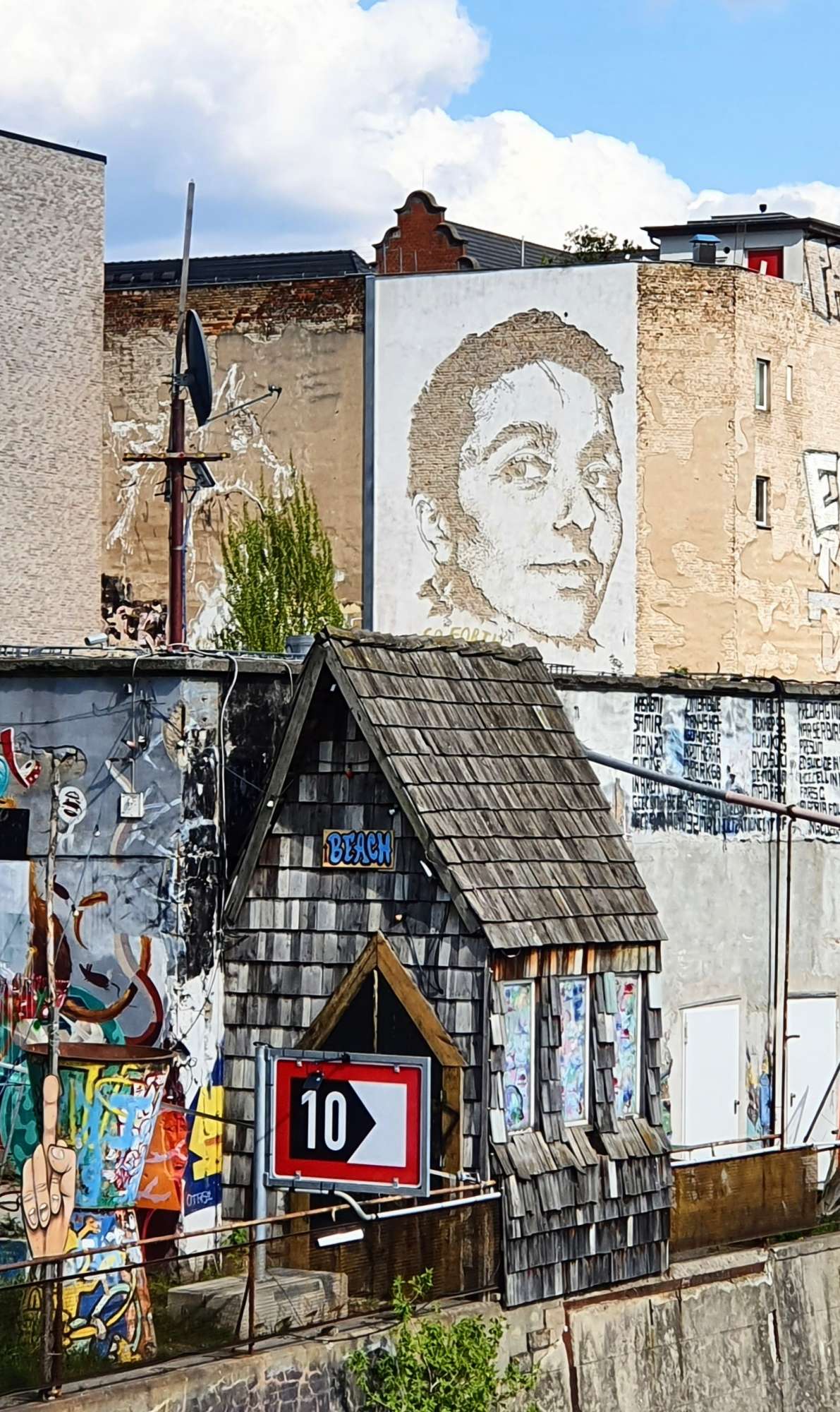 
								Street-art graffiti fresque 
								Vhils 
									3 An der Schillingbr&uuml;cke
									10243
									Berlin
									Germany 
									Pat Finder
								Street-Art-Safari.com
								