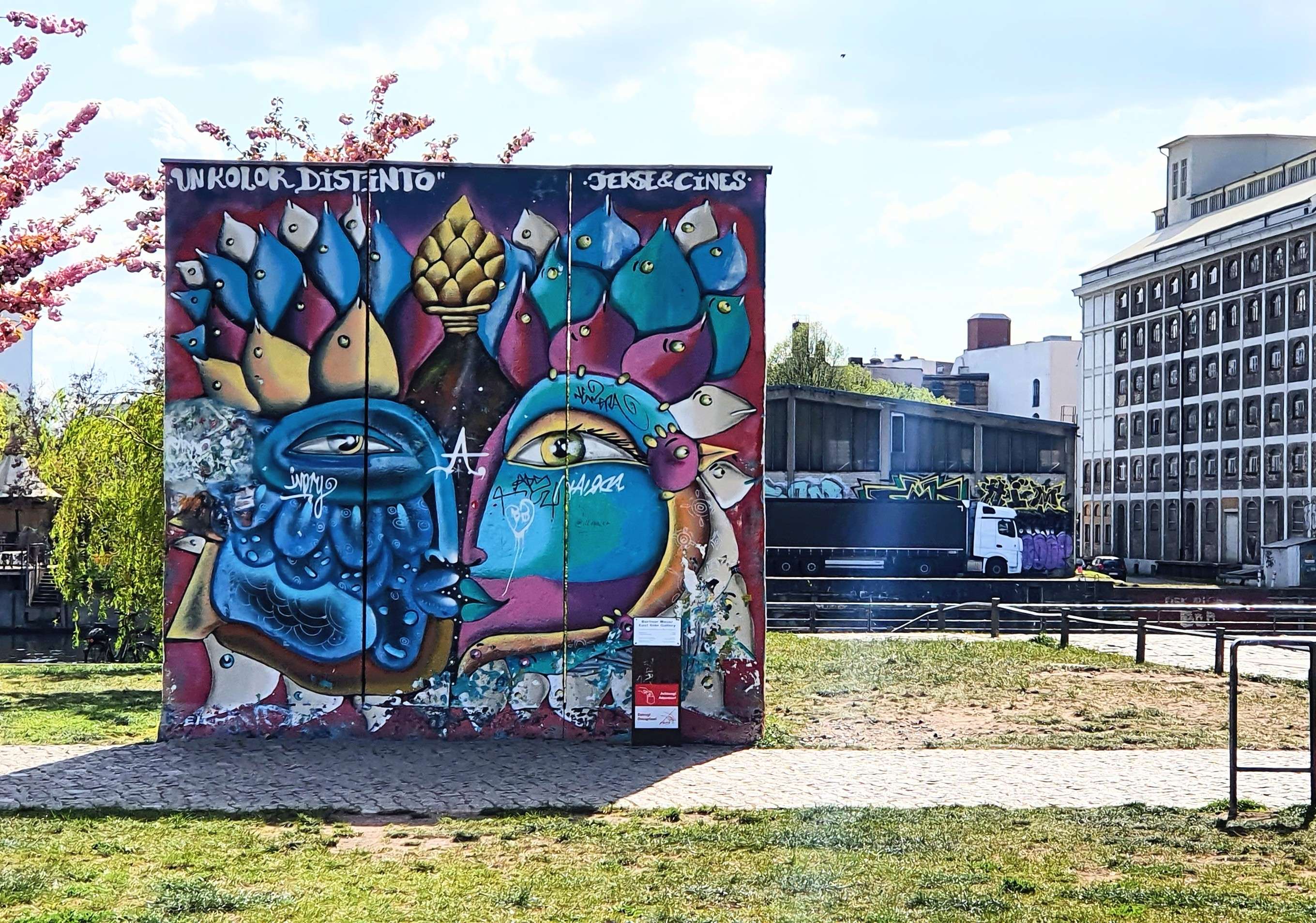 
								Street-art graffiti fresque 
								 
									37 Stralauer Platz
									10243
									Berlin
									Germany 
									Pat Finder
								Street-Art-Safari.com
								