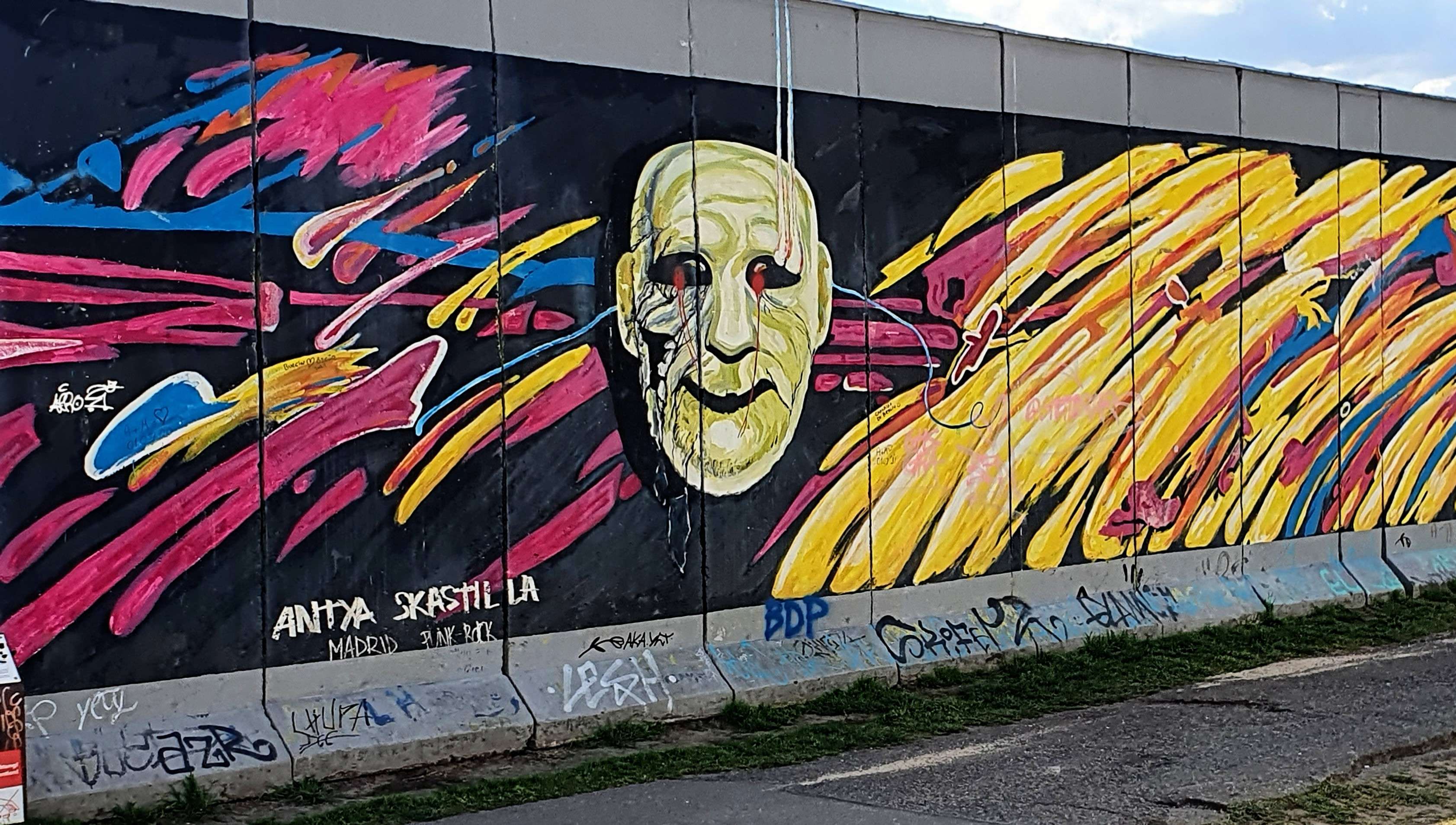 
								Street-art graffiti fresque 
								 
									70-71 M&uuml;hlenstra&szlig;e
									10243
									Berlin
									Germany 
									Pat Finder
								Street-Art-Safari.com
								