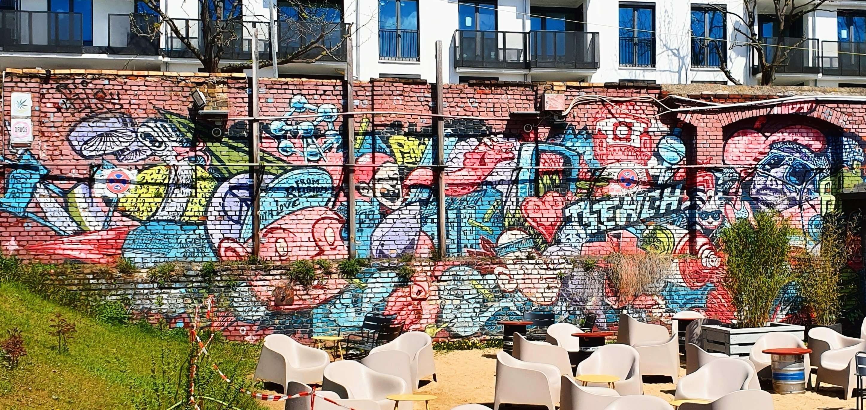 
								Street-art graffiti fresque 
								 
									99 Revaler Stra&szlig;e
									10245
									Berlin
									Germany 
									Pat Finder
								Street-Art-Safari.com
								