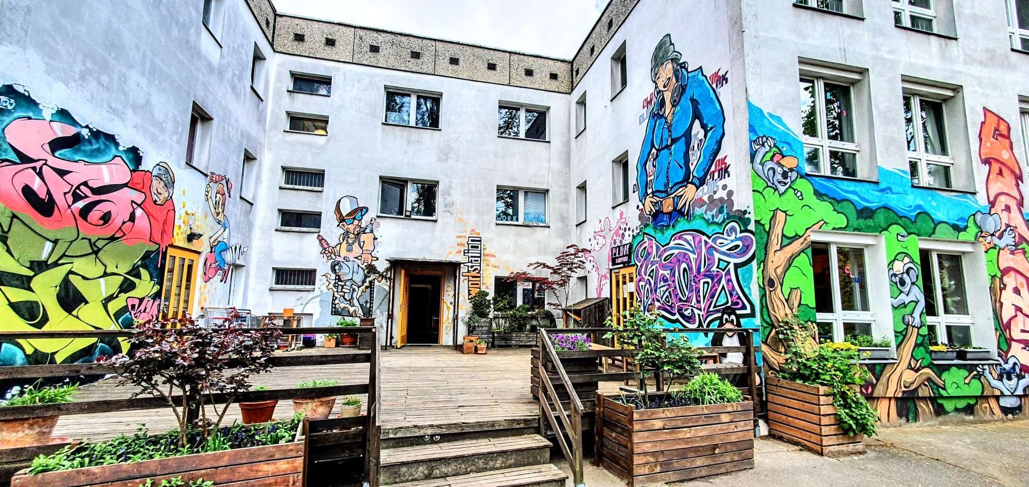 
								Street-art graffiti fresque 
								 
									6 Laskerstra&szlig;e
									10245
									Berlin
									Germany 
									Pat Finder
								Street-Art-Safari.com
								