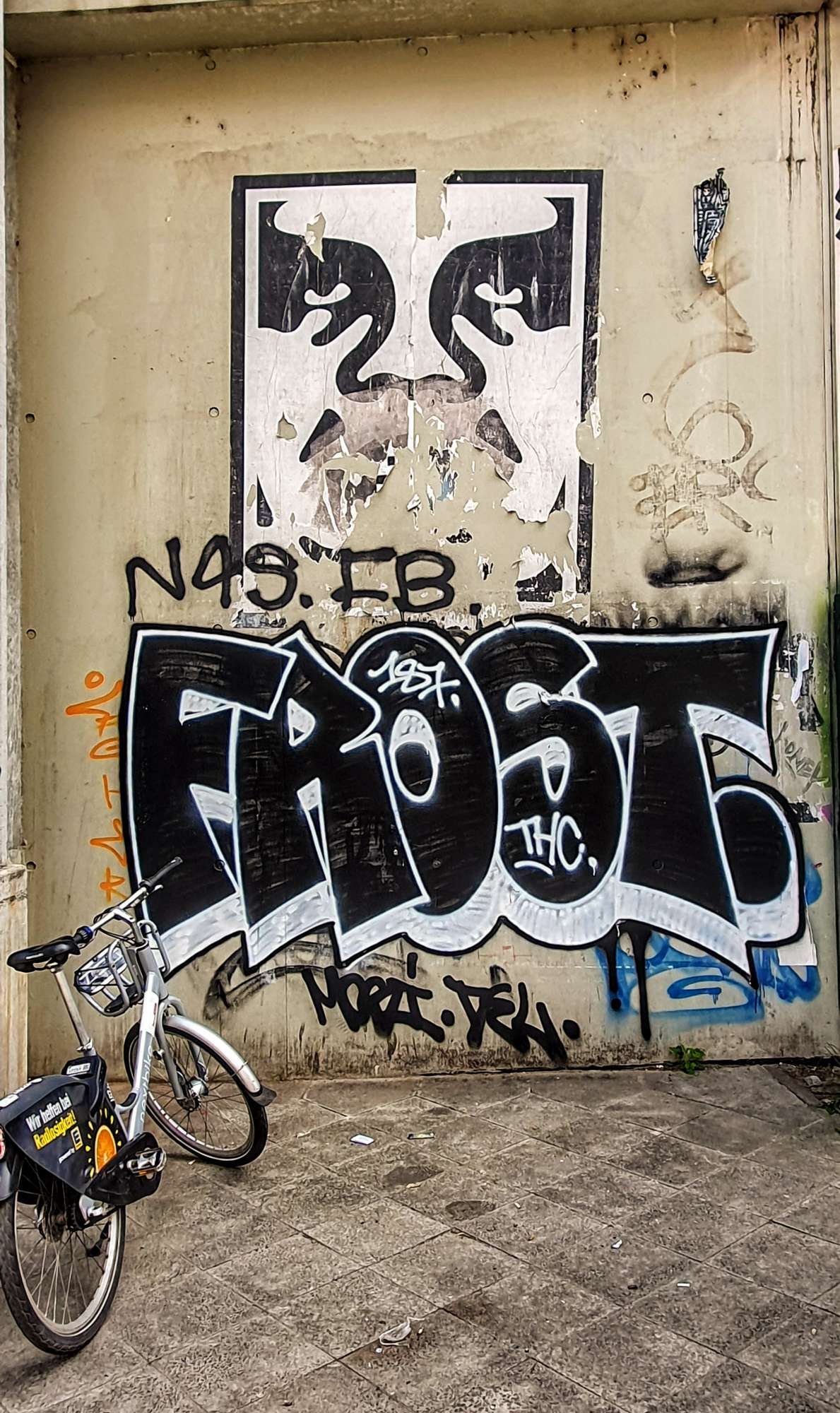 
								Street-art graffiti fresque 
								Shepard Fairey 
									68 Alt-Stralau
									10245
									Berlin
									Germany 
									Pat Finder
								Street-Art-Safari.com
								