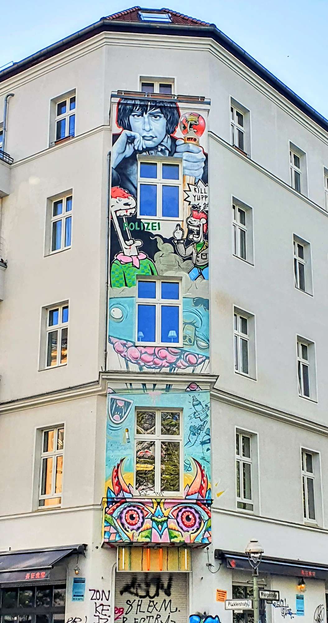 
								Street-art graffiti fresque 
								 
									16 P&uuml;cklerstra&szlig;e
									10997
									Berlin
									Germany 
									Pat Finder
								Street-Art-Safari.com
								