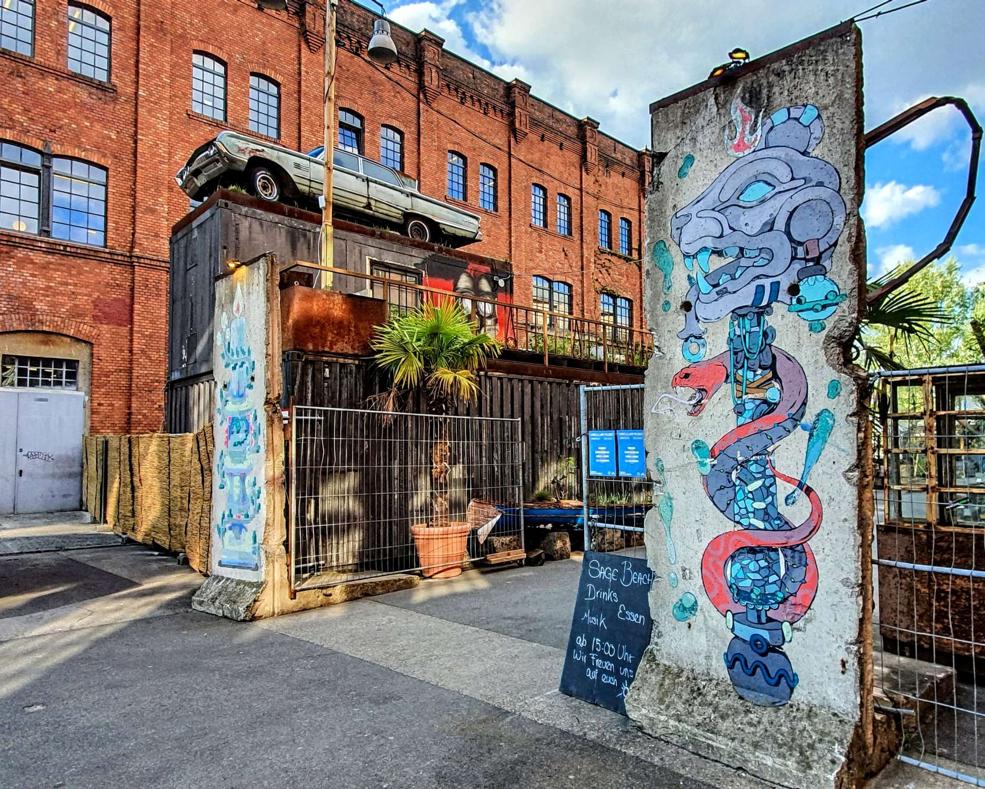 
								Street-art graffiti fresque 
								 
									18-20 K&ouml;penicker Stra&szlig;e
									10997
									Berlin
									Germany 
									Pat Finder
								Street-Art-Safari.com
								