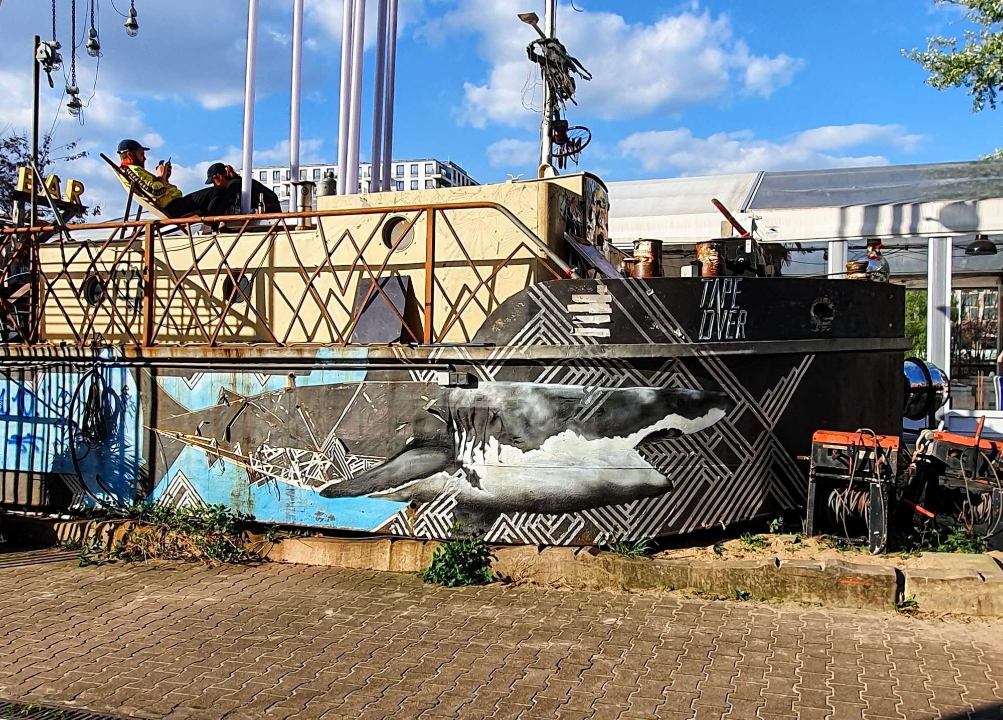 
								Street-art graffiti fresque 
								 
									18-20 K&ouml;penicker Stra&szlig;e
									10997
									Berlin
									Germany 
									Pat Finder
								Street-Art-Safari.com
								