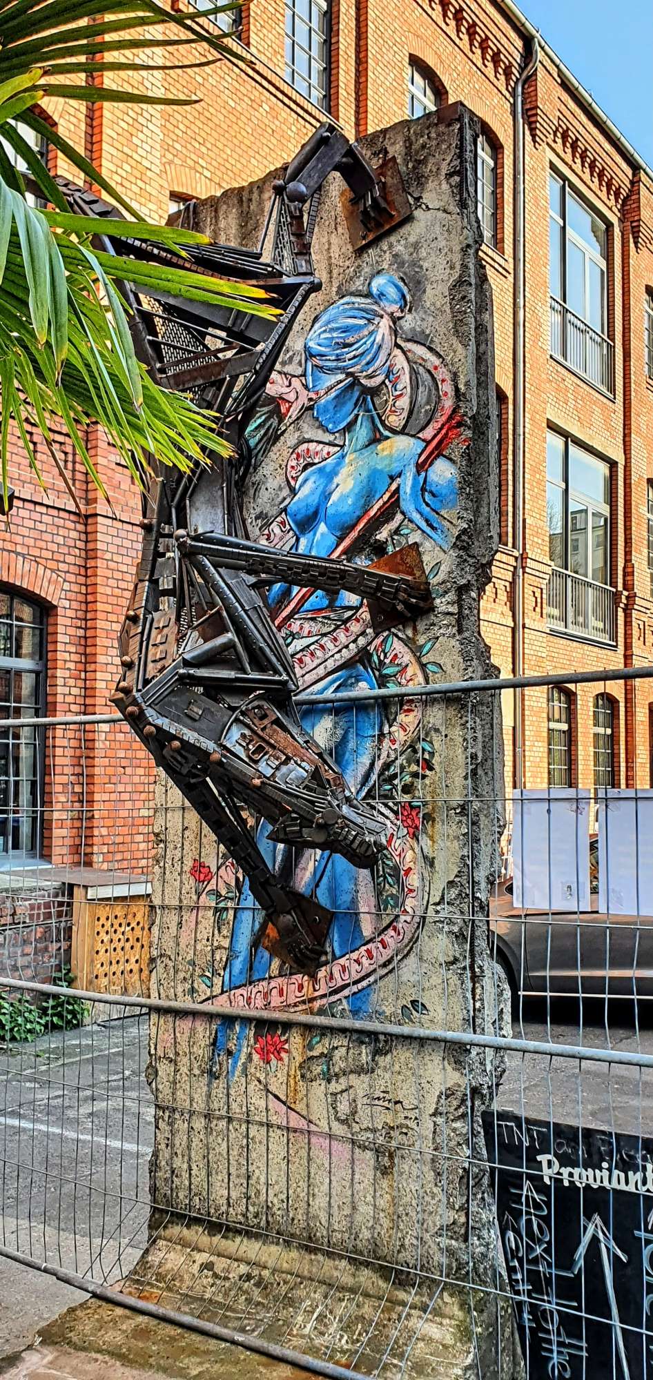 
								Street-art graffiti fresque 
								 
									18-20 K&ouml;penicker Stra&szlig;e
									10997
									Berlin
									Germany 
									Pat Finder
								Street-Art-Safari.com
								