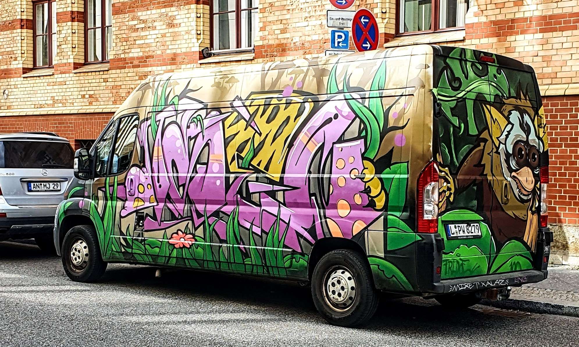 
								Street-art graffiti fresque 
								 
									24 Oberwallstra&szlig;e
									10117
									Berlin
									Germany 
									Pat Finder
								Street-Art-Safari.com
								