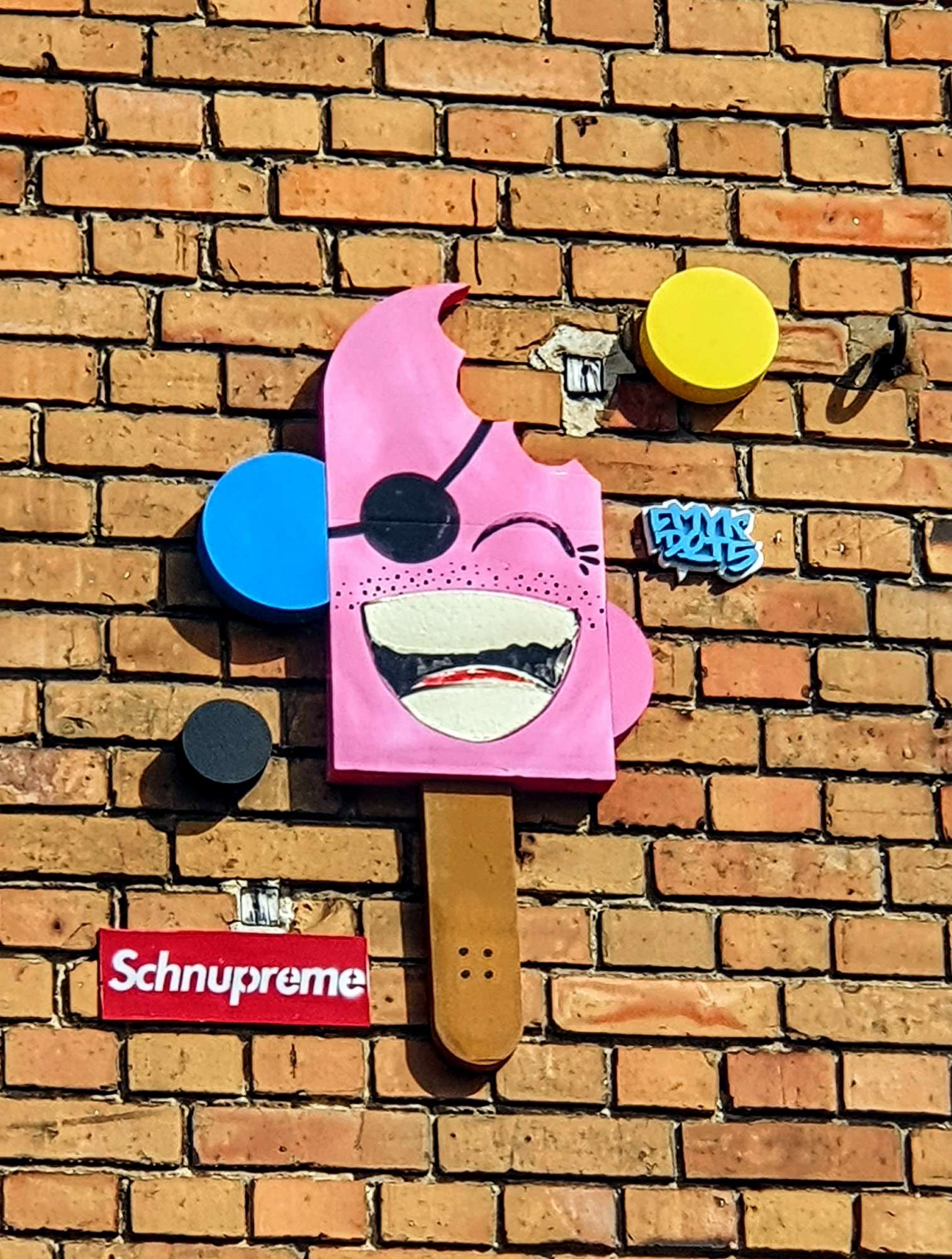 
								Street-art graffiti fresque 
								 
									99 Revaler Stra&szlig;e
									10245
									Berlin
									Germany 
									Pat Finder
								Street-Art-Safari.com
								