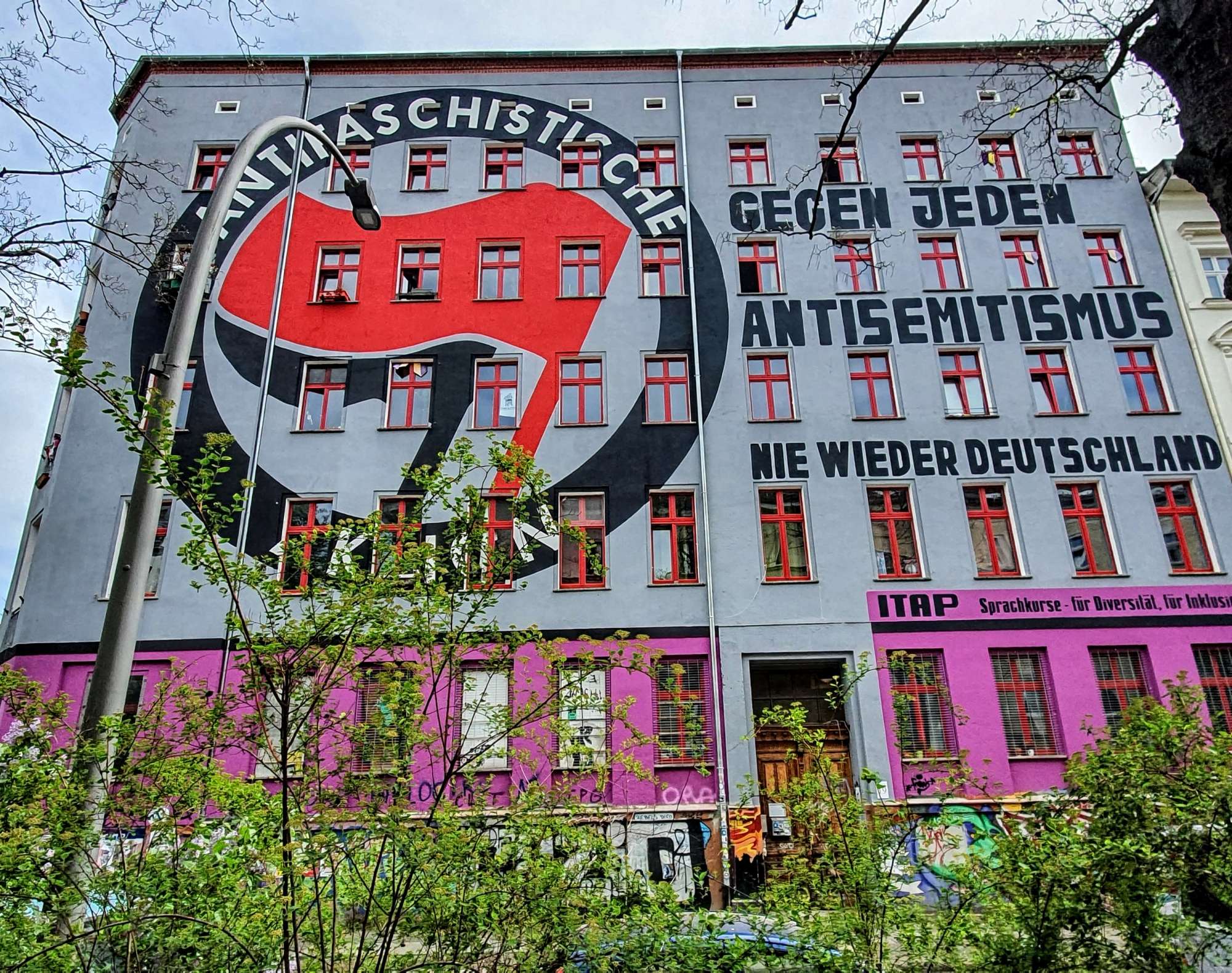 
								Street-art graffiti fresque 
								 
									19 Colbestra&szlig;e
									10247
									Berlin
									Germany 
									Pat Finder
								Street-Art-Safari.com
								