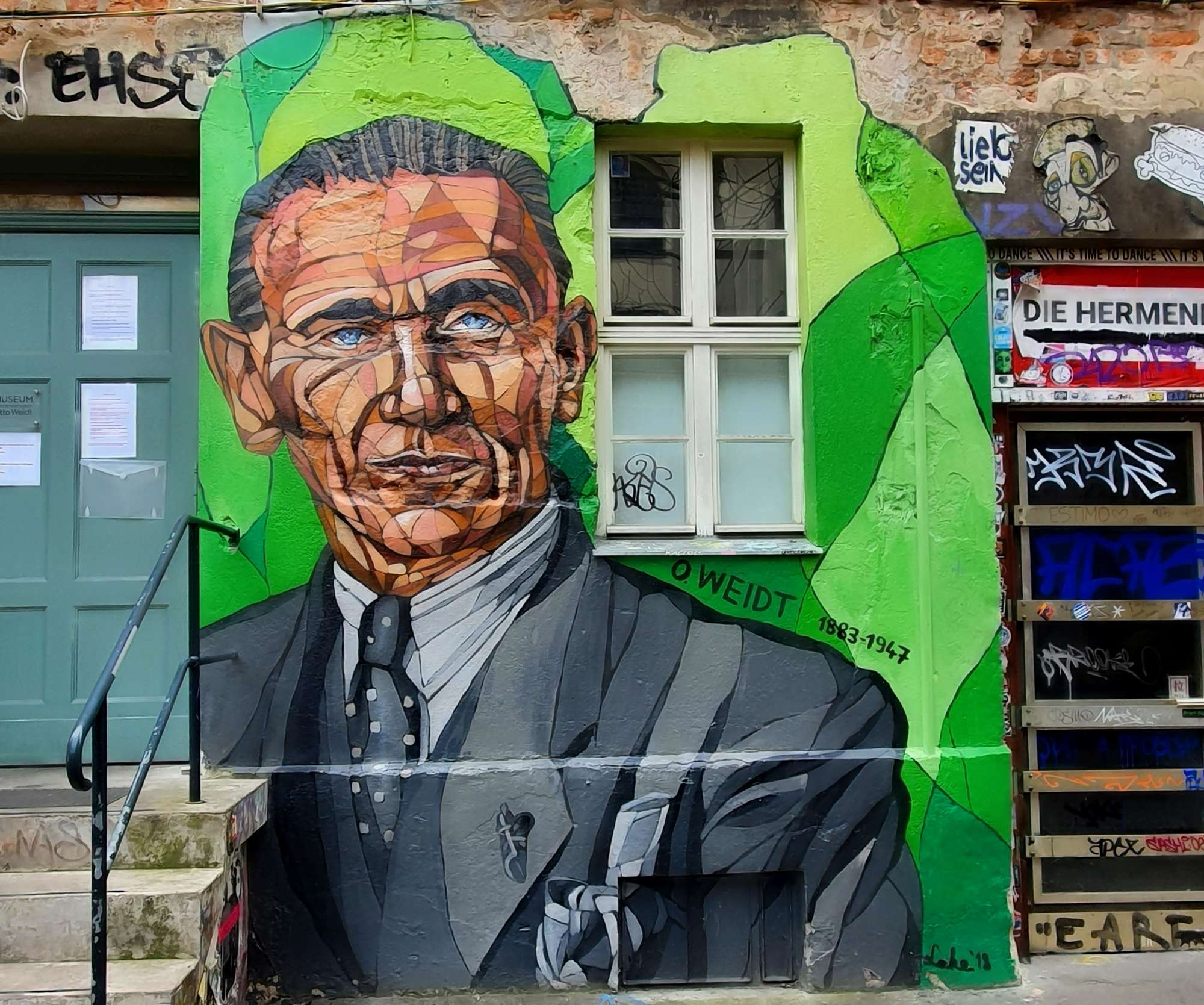 
								Street-art graffiti fresque 
								Christian Lake 
									38 Rosenthaler Stra&szlig;e
									10178
									Berlin
									Germany 
									Pat Finder
								Street-Art-Safari.com
								