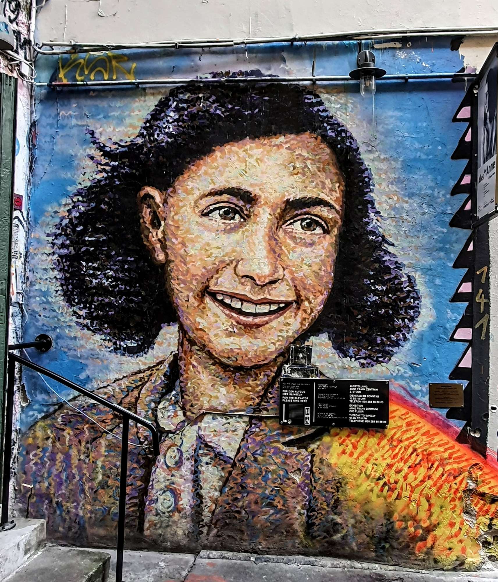 
								Street-art graffiti fresque 
								Jimmy C 
									39 Rosenthaler Stra&szlig;e
									10178
									Berlin
									Germany 
									Pat Finder
								Street-Art-Safari.com
								