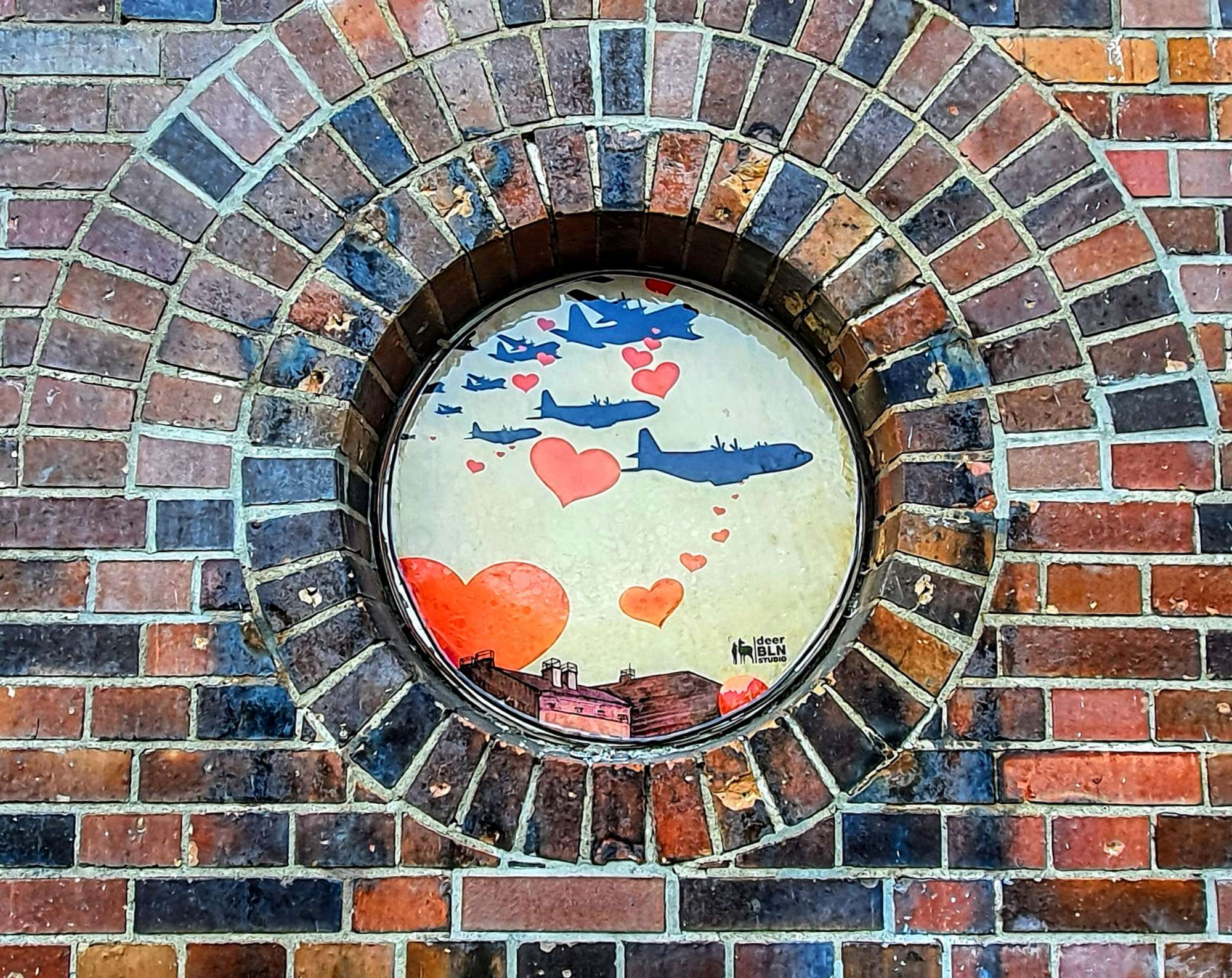 
								Street-art graffiti fresque 
								 
									32 Gartenstra&szlig;e
									10115
									Berlin
									Germany 
									Pat Finder
								Street-Art-Safari.com
								