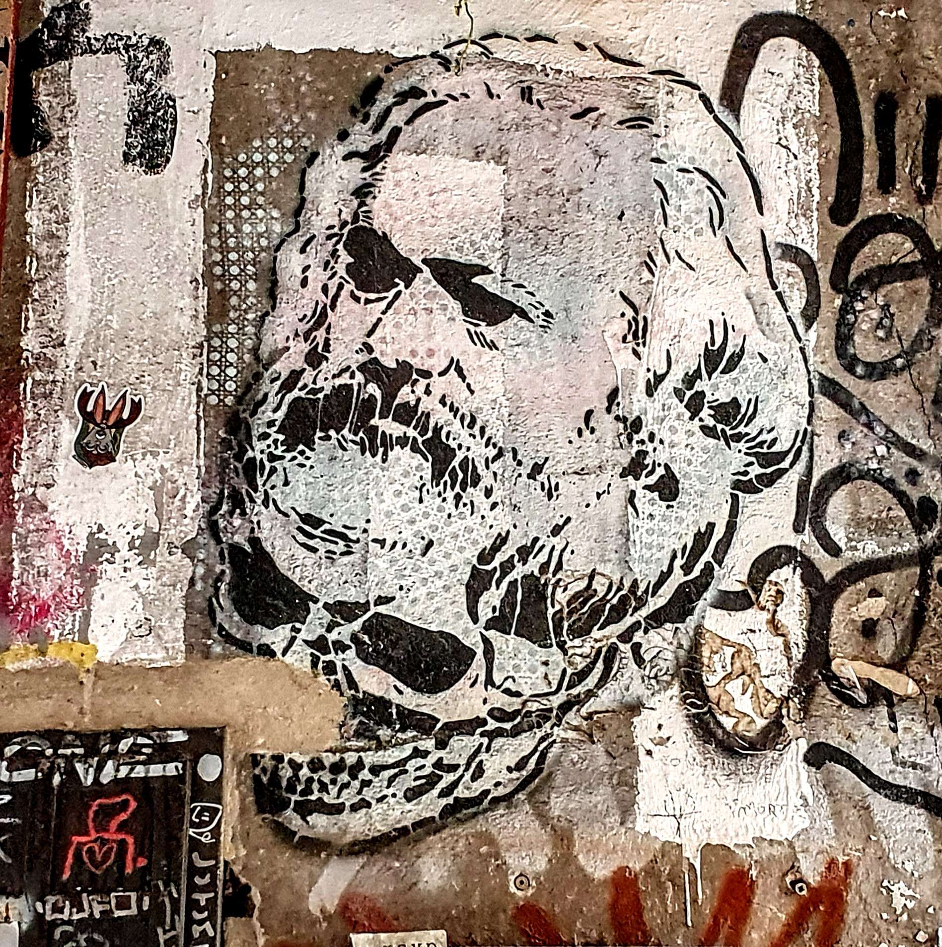 
								Street-art graffiti fresque 
								 
									38 Rosenthaler Stra&szlig;e
									10178
									Berlin
									Germany 
									Pat Finder
								Street-Art-Safari.com
								