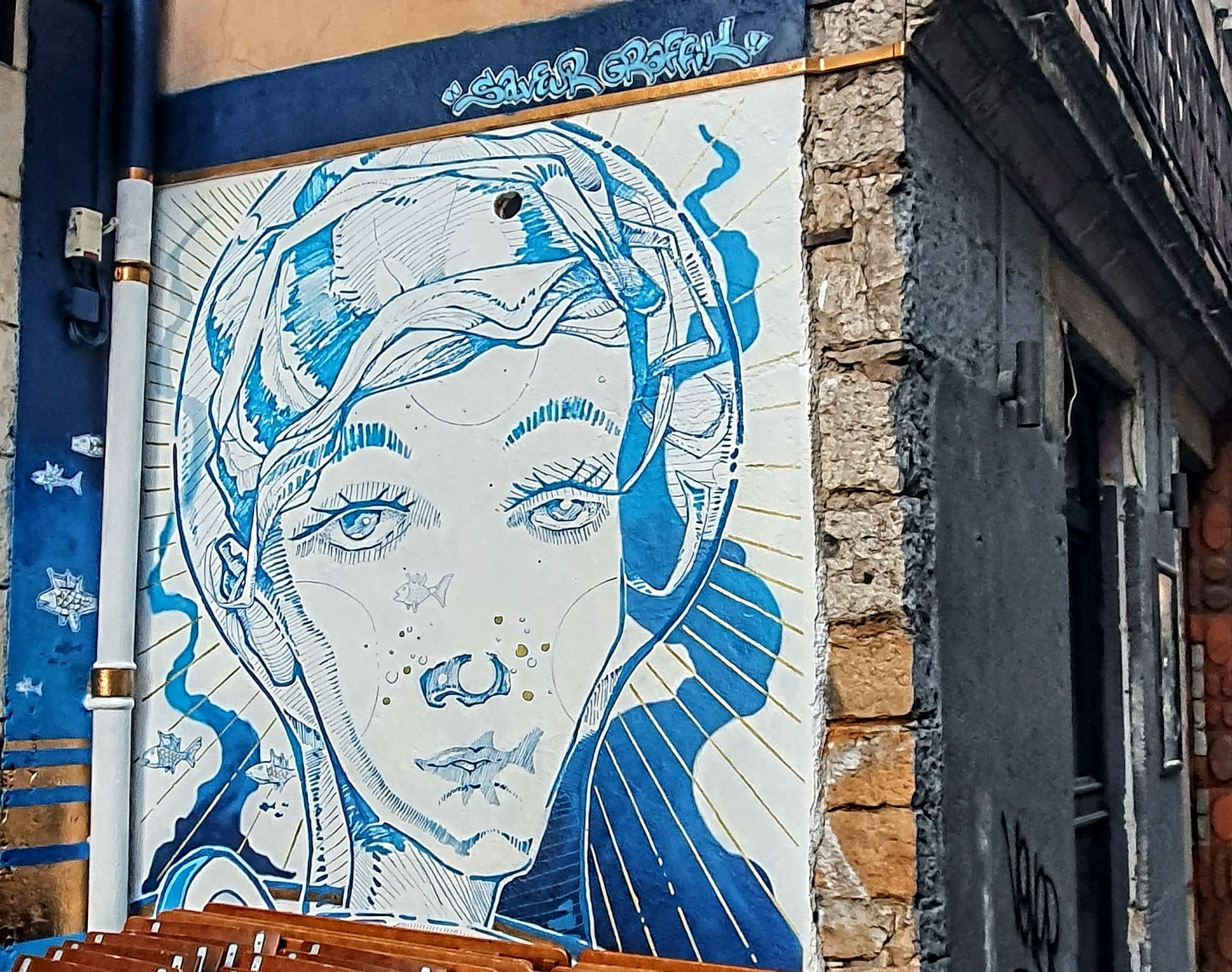 
								Street-art graffiti fresque 
								Saveur Graffik 
									8 Rue de la Martini&egrave;re
									69001
									Lyon
									France 
									Pat Finder
								Street-Art-Safari.com
								