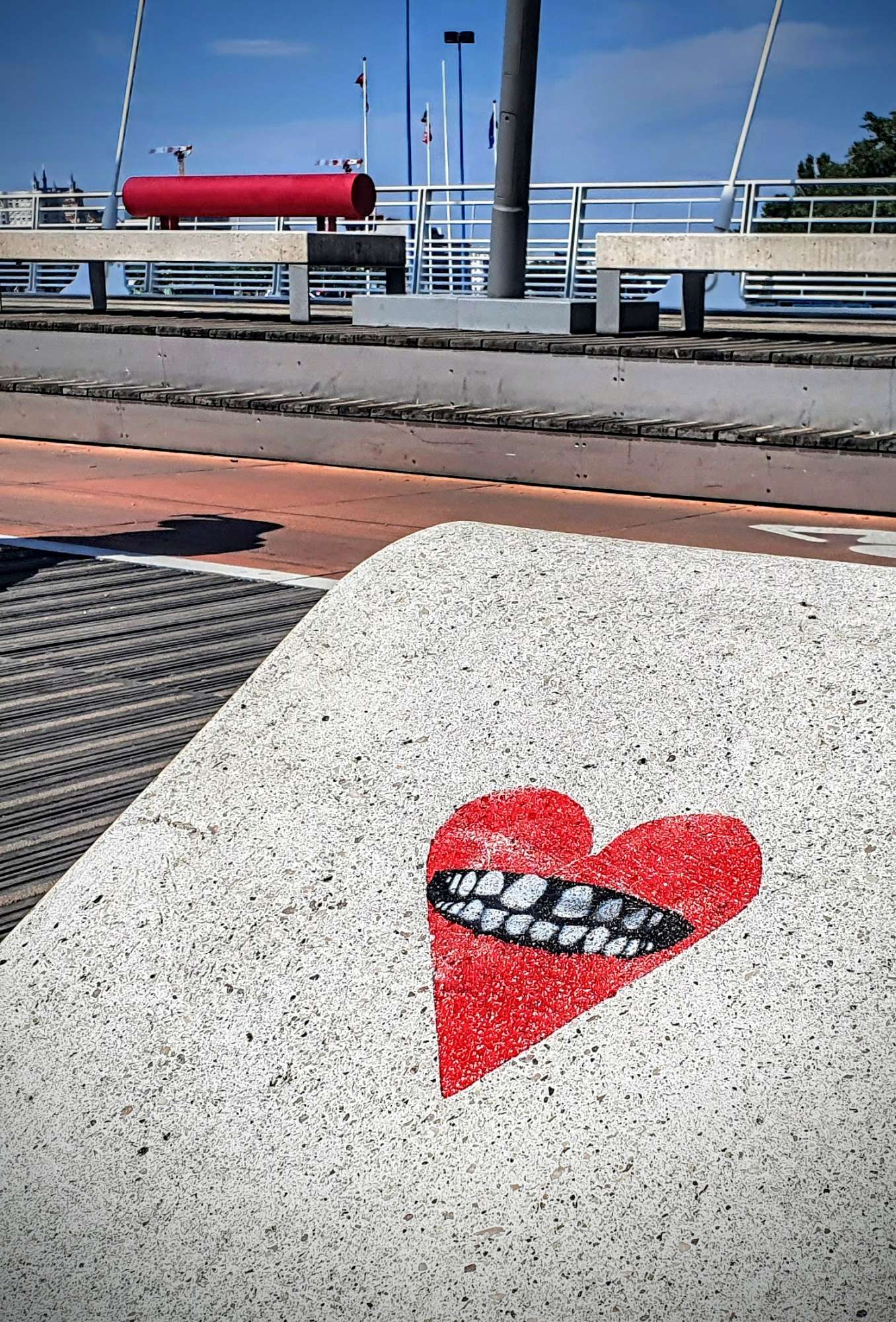 
								Street-art graffiti fresque 
								Velour 
									Pont Raymond Barre
									69002
									Lyon
									France 
									Pat Finder
								Street-Art-Safari.com
								