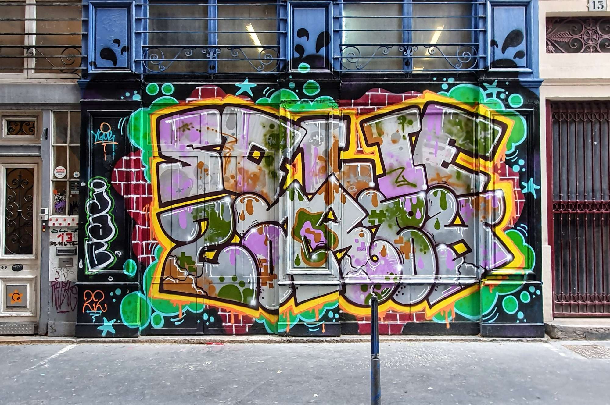 
								Street-art graffiti fresque 
								Solie 
									13 Rue des Augustins
									69001
									Lyon
									France 
									Pat Finder
								Street-Art-Safari.com
								