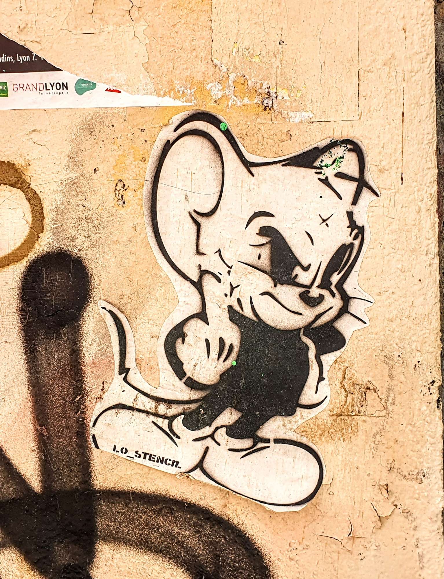 
								Street-art graffiti fresque 
								Lo Stencil 
									1 Place Chardonnet
									69001
									Lyon
									France 
									Pat Finder
								Street-Art-Safari.com
								