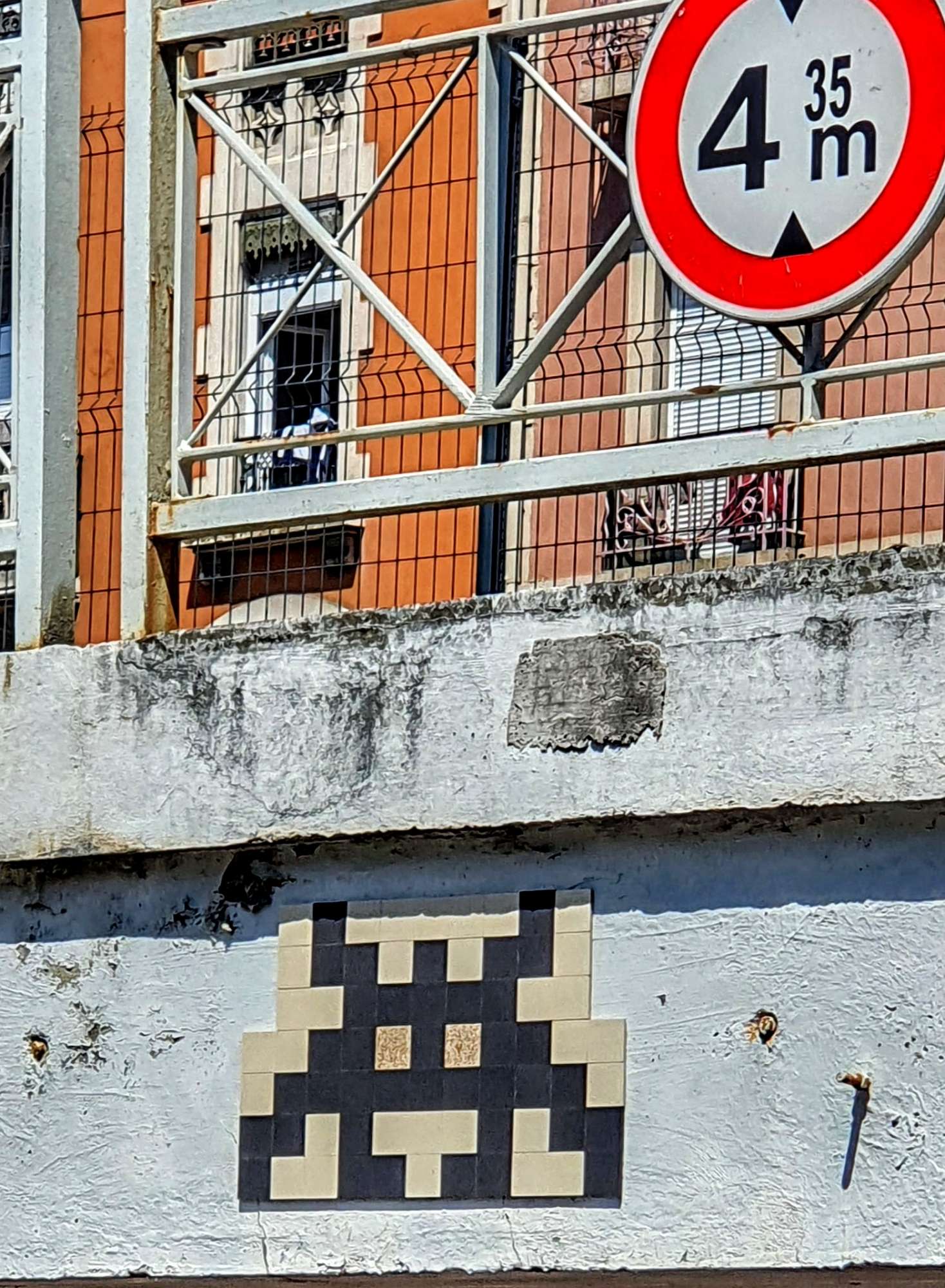 
								Street-art graffiti fresque 
								Invader 
									47 Avenue de Vizille
									38000
									Grenoble
									France 
									Pat Finder
								Street-Art-Safari.com
								