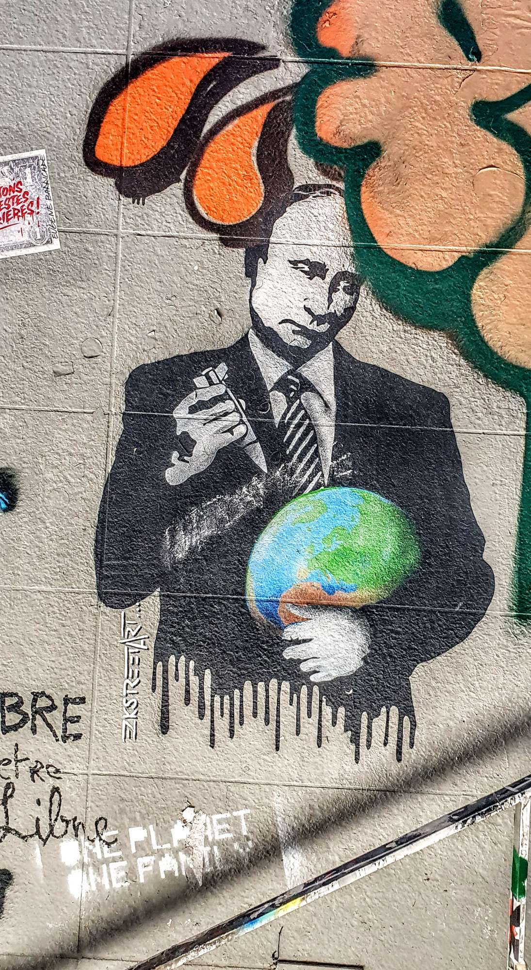 
								Street-art graffiti fresque 
								EZK 
									20 Boulevard du G&eacute;n&eacute;ral d'Arm&eacute;e Jean Simon
									75013
									Paris
									France 
									Pat Finder
								Street-Art-Safari.com
								