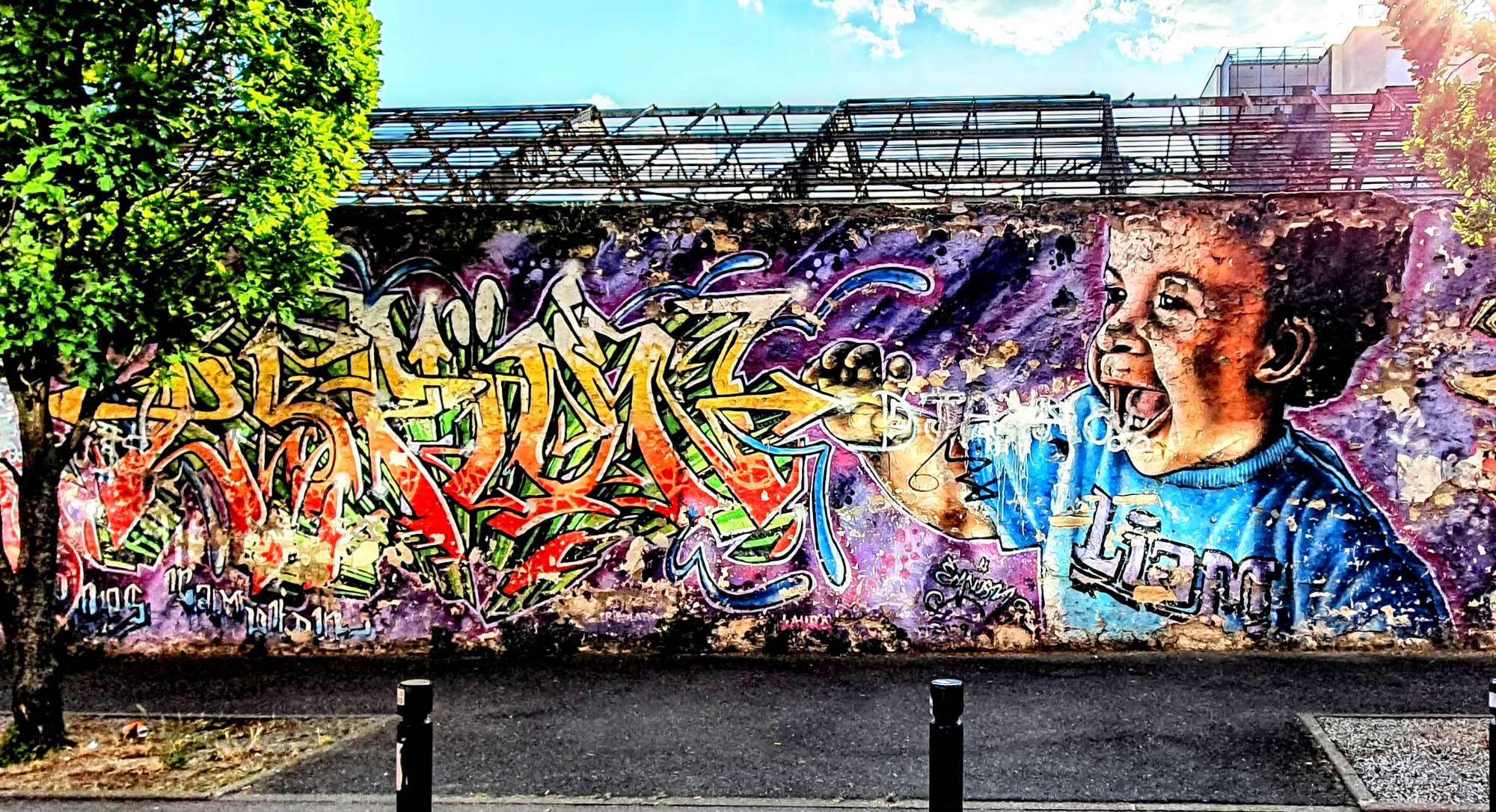 
								Street-art graffiti fresque 
								Espion 
									128 Rue de Paris
									93100
									Montreuil
									France 
									Pat Finder
								Street-Art-Safari.com
								