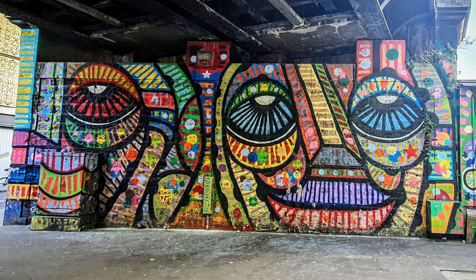 
								Street-art graffiti fresque 
								Da Cruz 
									95 Rue de Crim&eacute;e
									75019
									Paris
									France 
									Pat Finder
								Street-Art-Safari.com
								