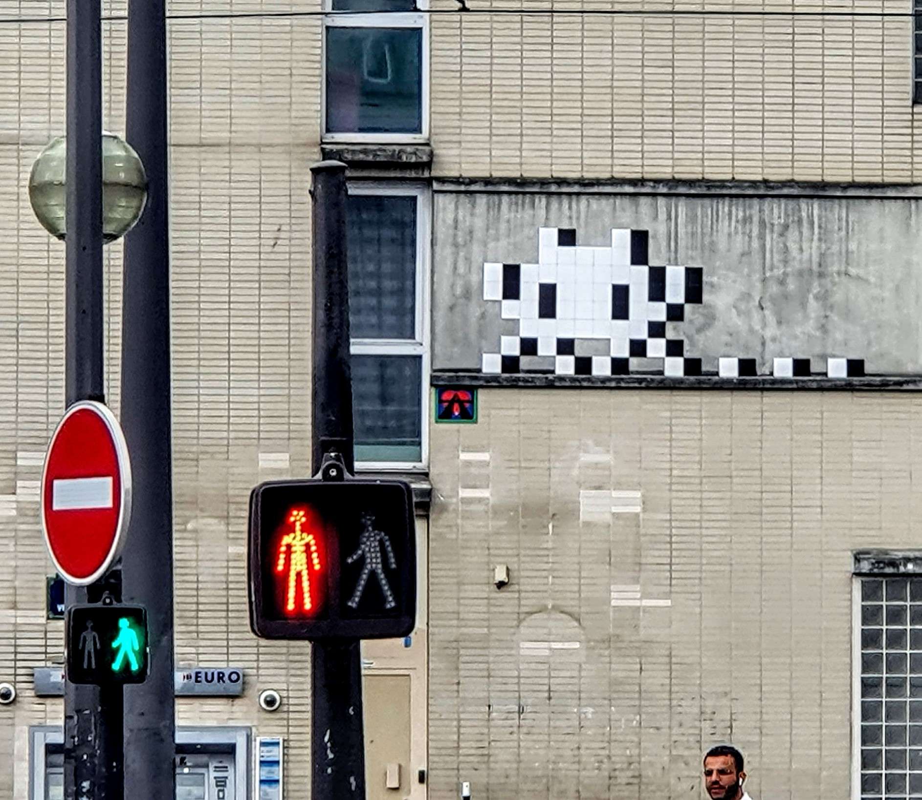 
								Street-art graffiti fresque 
								Invader 
									16 Boulevard Davout
									75020
									Paris
									France 
									Pat Finder
								Street-Art-Safari.com
								