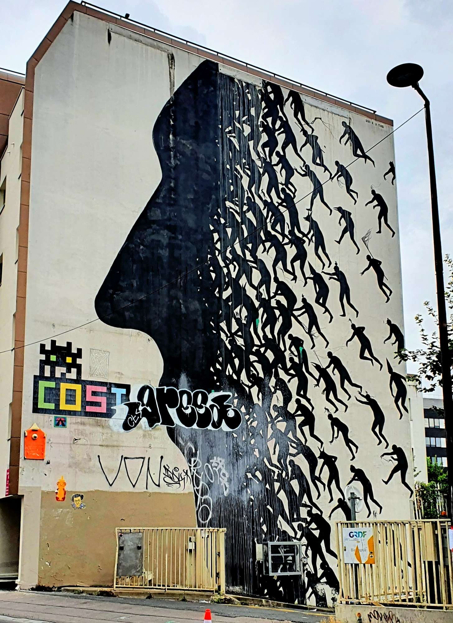 
								Street-art graffiti fresque 
								David de la Mano 
									90 Boulevard Vincent Auriol
									75013
									Paris
									France 
									Pat Finder
								Street-Art-Safari.com
								