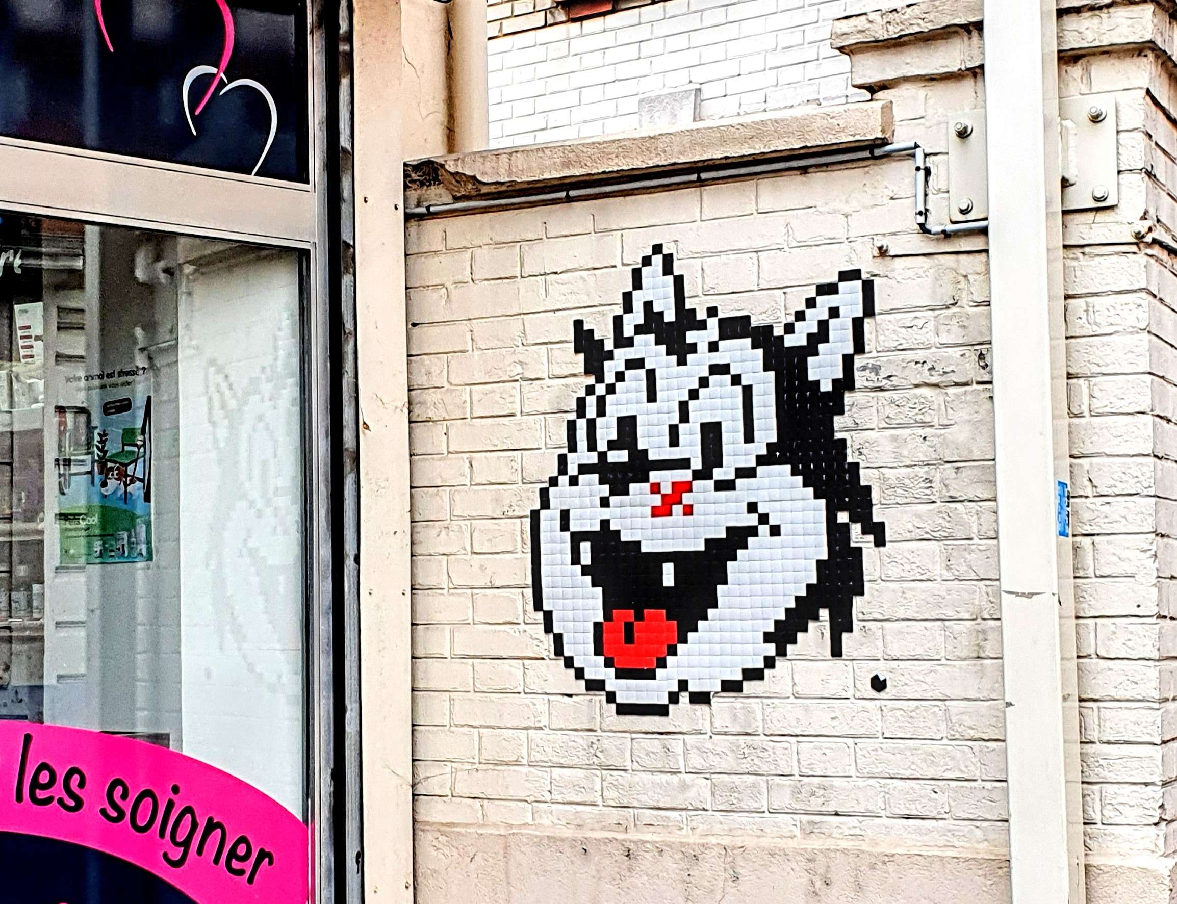 
								Street-art graffiti fresque 
								Zigom 
									15bis Avenue de la R&eacute;publique
									94120
									Fontenay-sous-Bois
									France 
									Pat Finder
								Street-Art-Safari.com
								