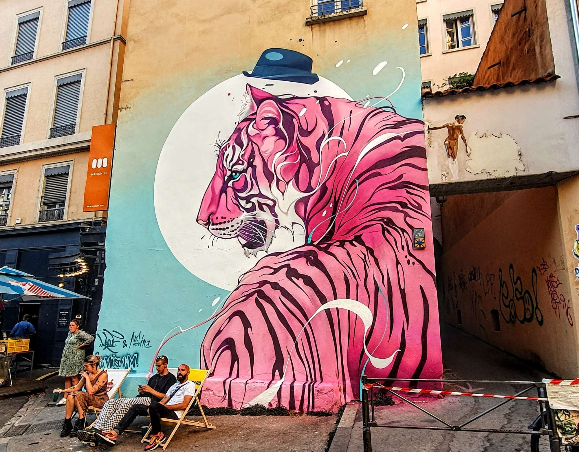 
								Street-art graffiti fresque 
								Kalouf 
									23 Rue de la Martini&egrave;re
									69001
									Lyon
									France 
									Pat Finder
								Street-Art-Safari.com
								