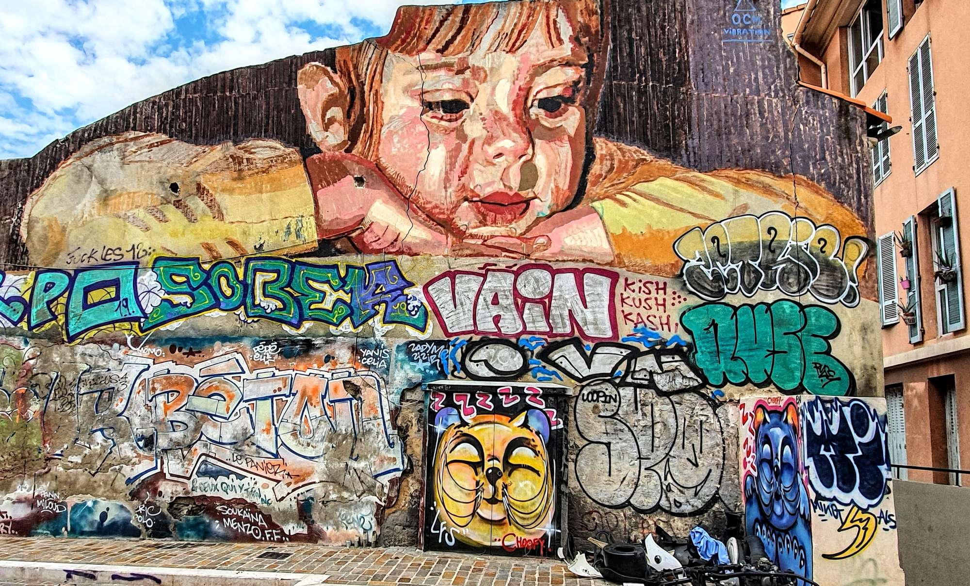 
								Street-art graffiti fresque 
								 
									2 Rue du Petit Puits
									13002
									Marseille
									France 
									Pat Finder
								Street-Art-Safari.com
								