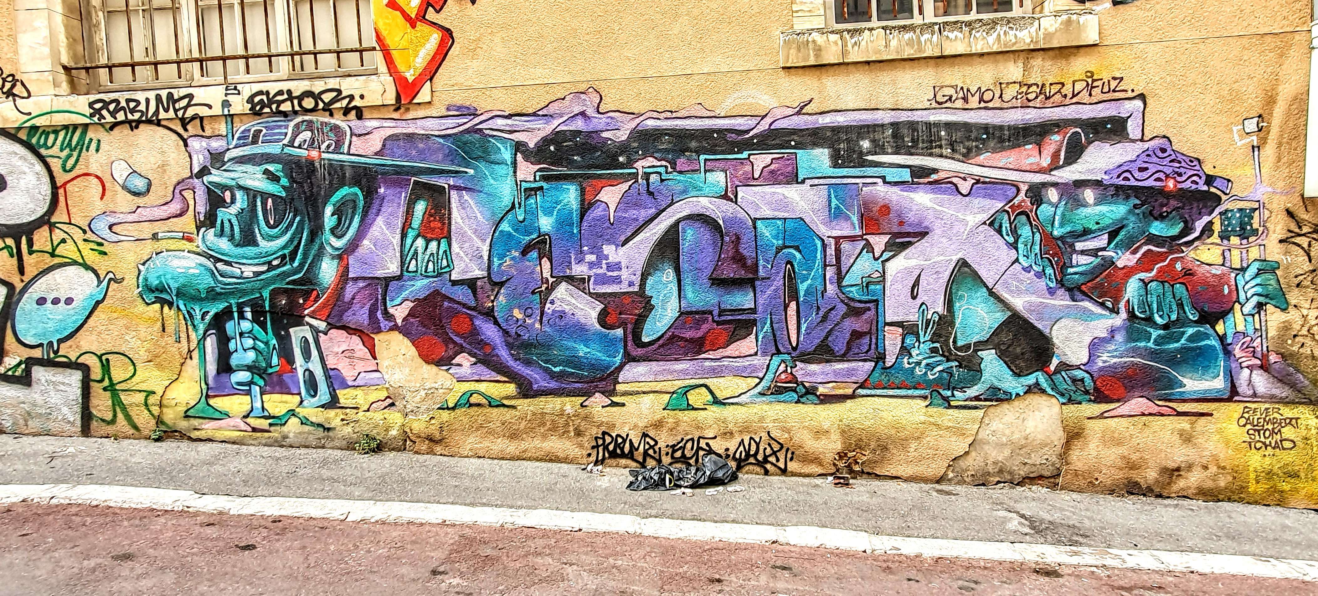 
								Street-art graffiti fresque 
								Cesar, Difuz, Gamo 
									6 Rue Guintrand
									13002
									Marseille
									France 
									Pat Finder
								Street-Art-Safari.com
								