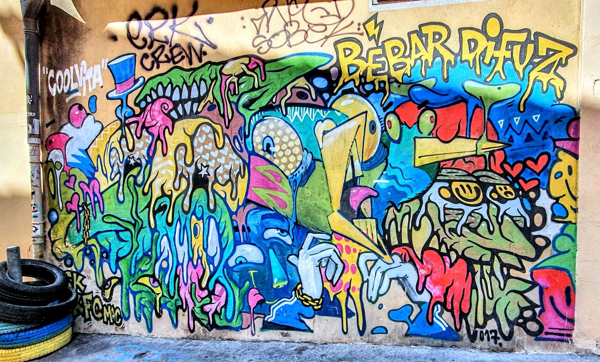 
								Street-art graffiti fresque 
								Bebar, Difuz 
									27 Rue des Belles Ecuelles
									13002
									Marseille
									France 
									Pat Finder
								Street-Art-Safari.com
								