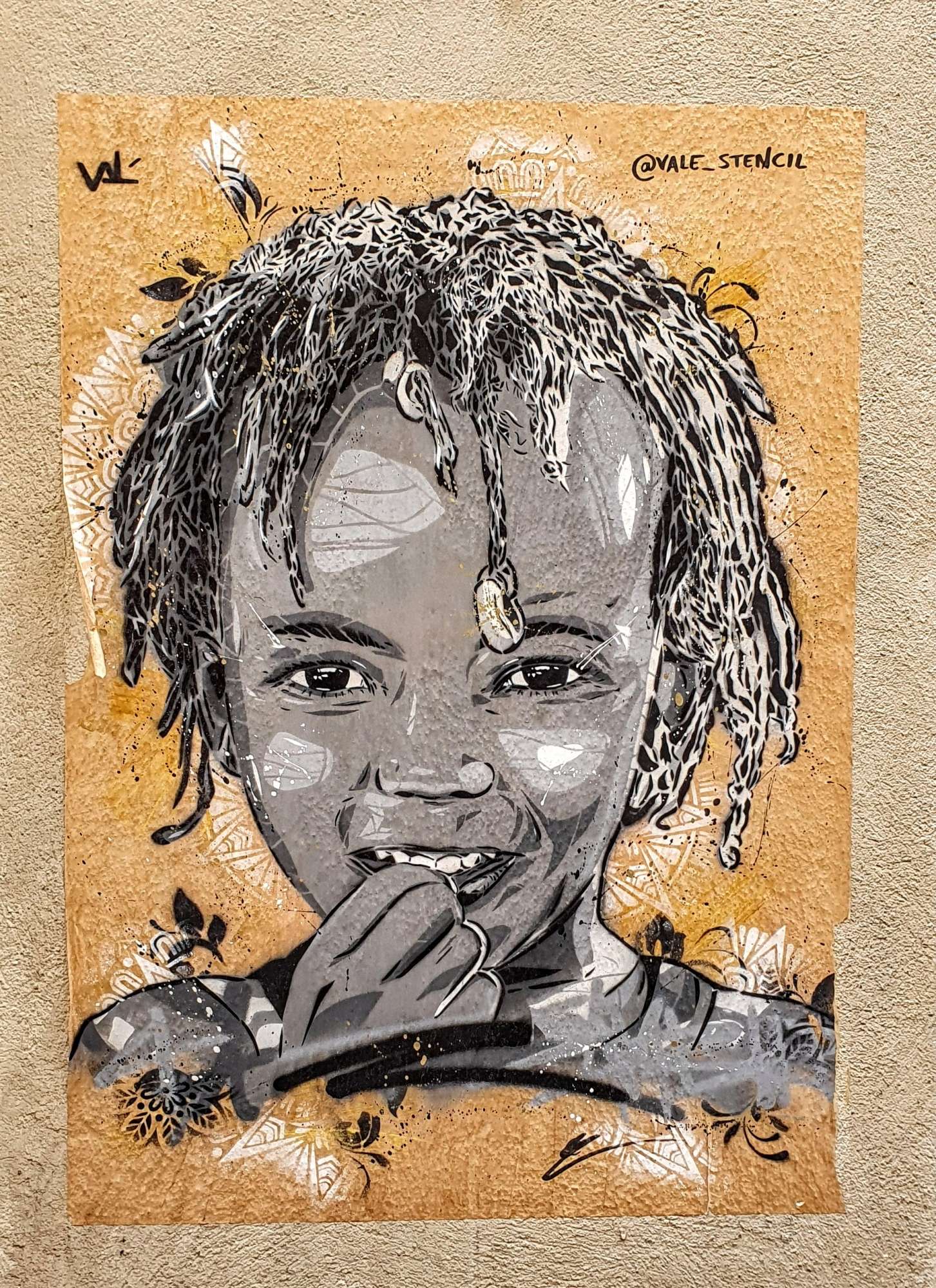 
								Street-art graffiti fresque 
								Val&eacute; 
									62 Rue du Refuge
									13002
									Marseille
									France 
									Pat Finder
								Street-Art-Safari.com
								