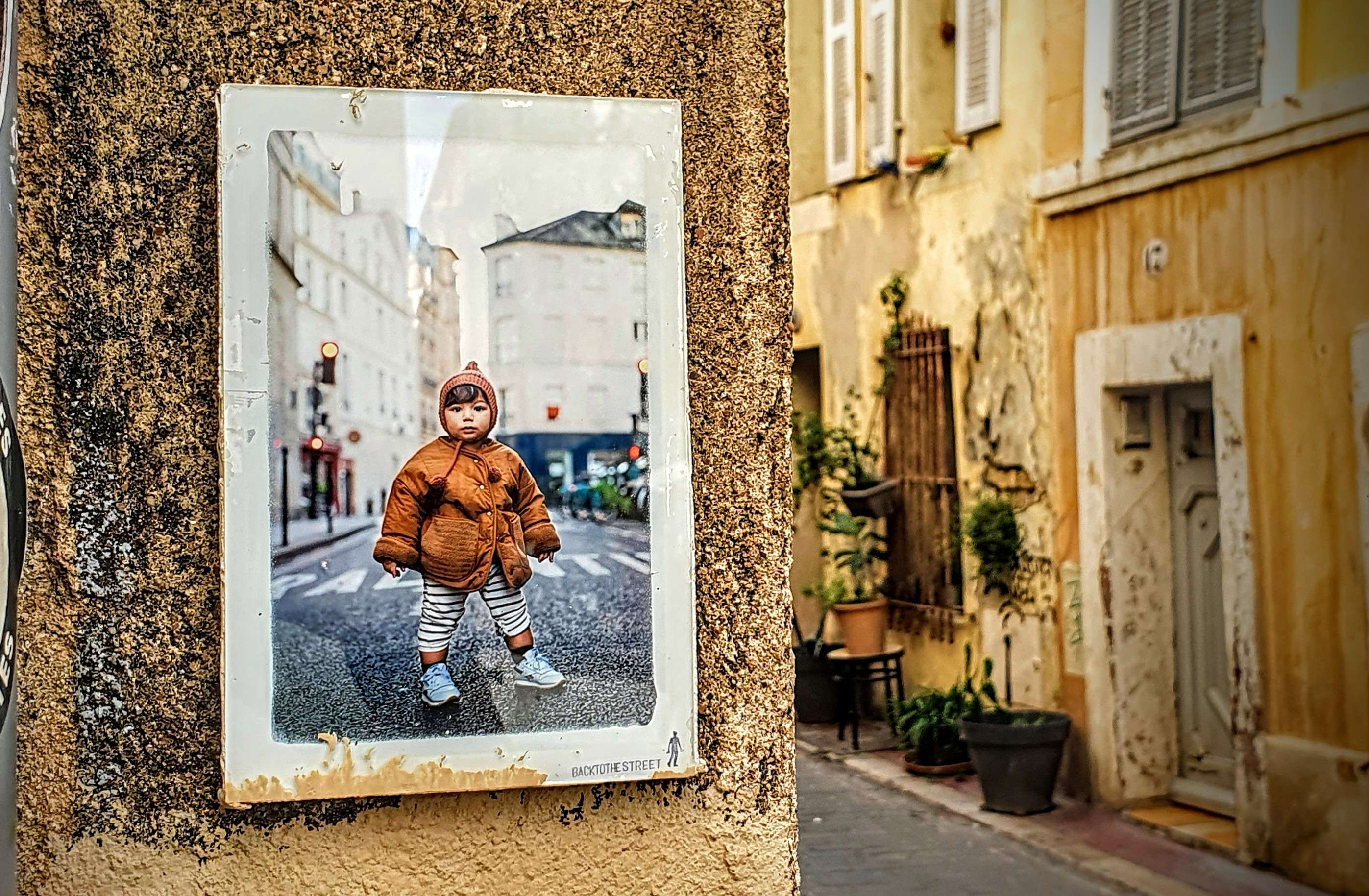 
								Street-art graffiti fresque 
								BackToTheStreet 
									26 Rue du Refuge
									13002
									Marseille
									France 
									Pat Finder
								Street-Art-Safari.com
								