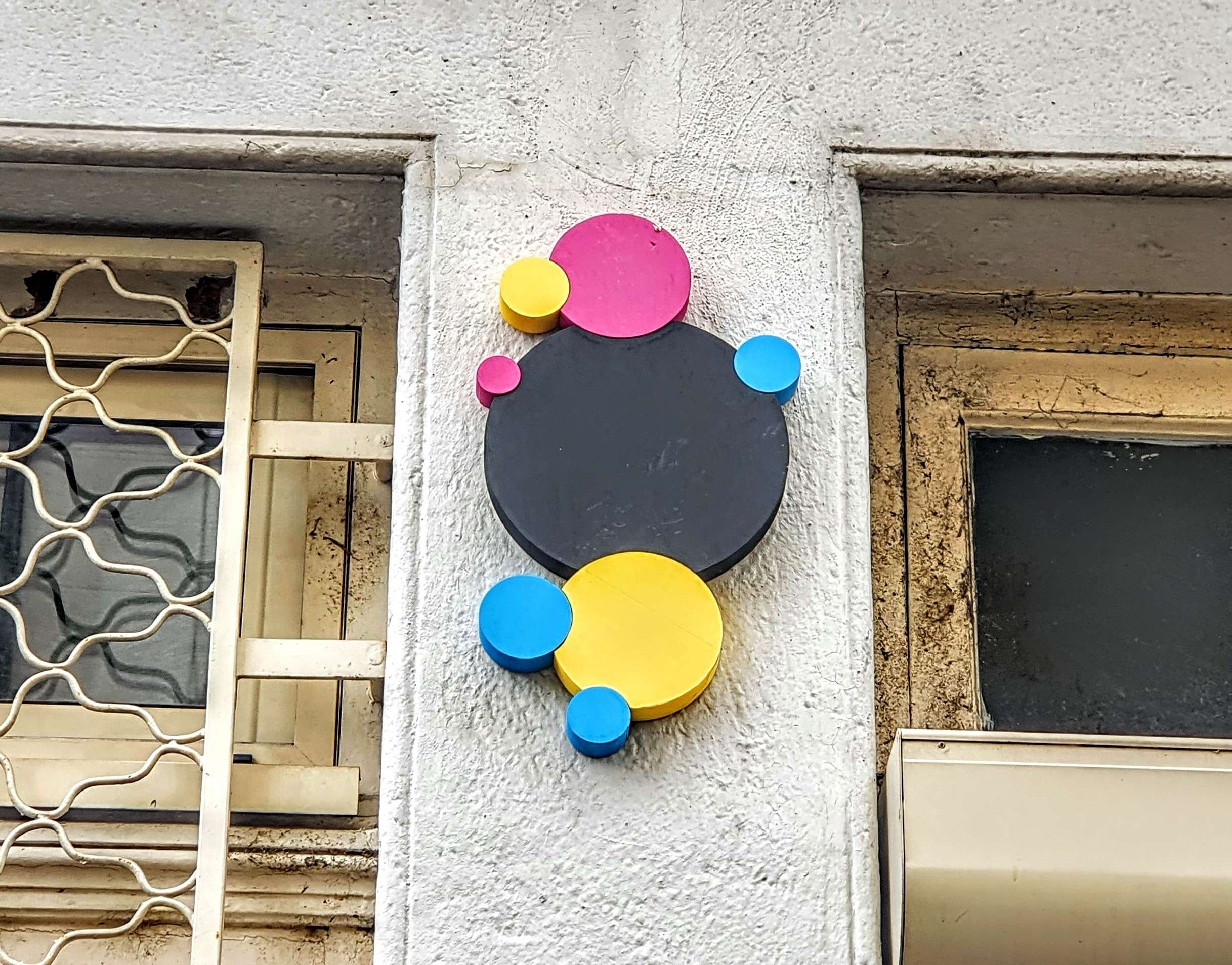 
								Street-art graffiti fresque 
								CMYK dots 
									25 Rue Professeur Grignard
									69007
									Lyon
									France 
									Pat Finder
								Street-Art-Safari.com
								