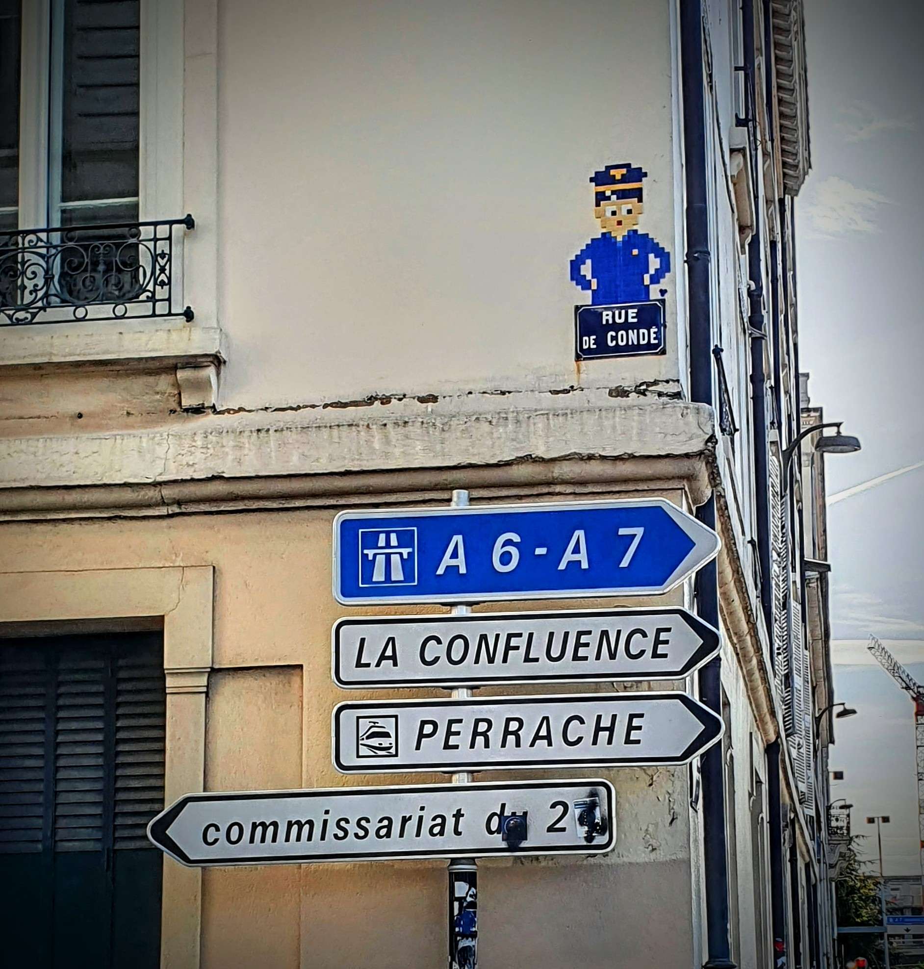 
								Street-art graffiti fresque 
								MifaMosa 
									7 Quai du Mar&eacute;chal Joffre
									69002
									Lyon
									France 
									Pat Finder
								Street-Art-Safari.com
								